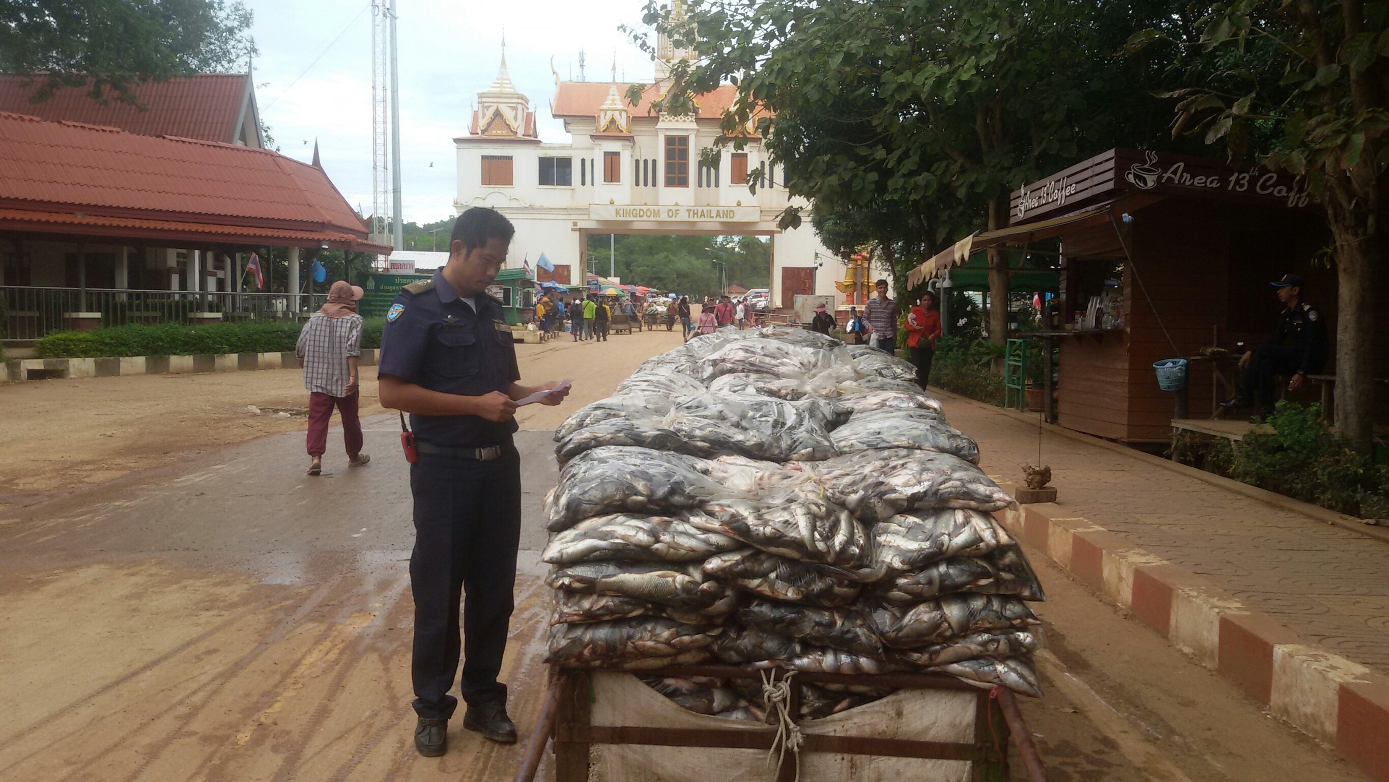 ตรวจสินค้าประมงที่ส่งออก ทางด่านพรมแดนถาวรบ้านเขาดิน..คลิก