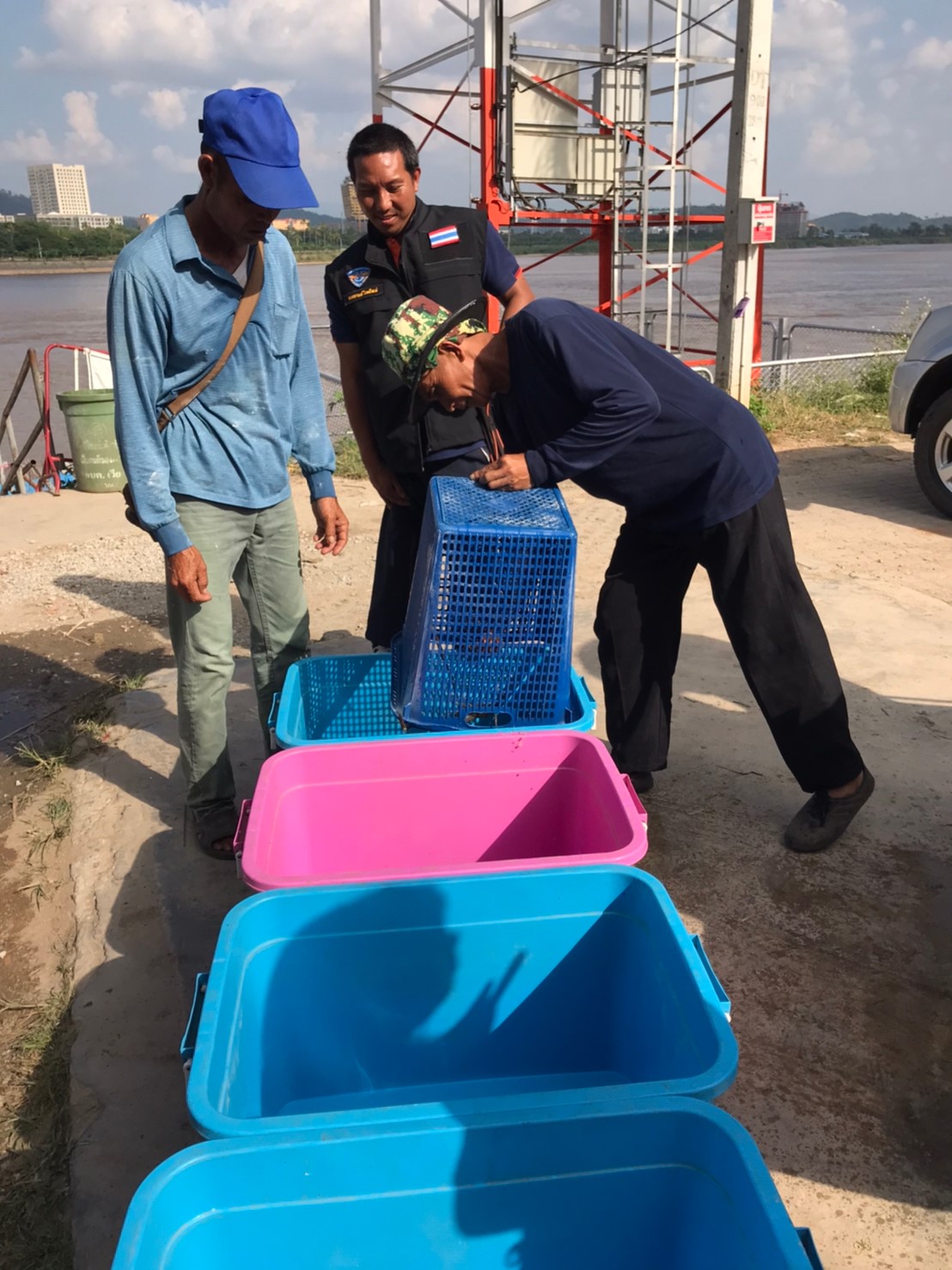เจ้าหน้าที่ศูนย์ฯ ตรวจสอบกุ้งก้ามกรามมีชีวิตส่งออกไปยังสาธารณรัฐประชาธิปไตยประชาชนลาว..คลิก