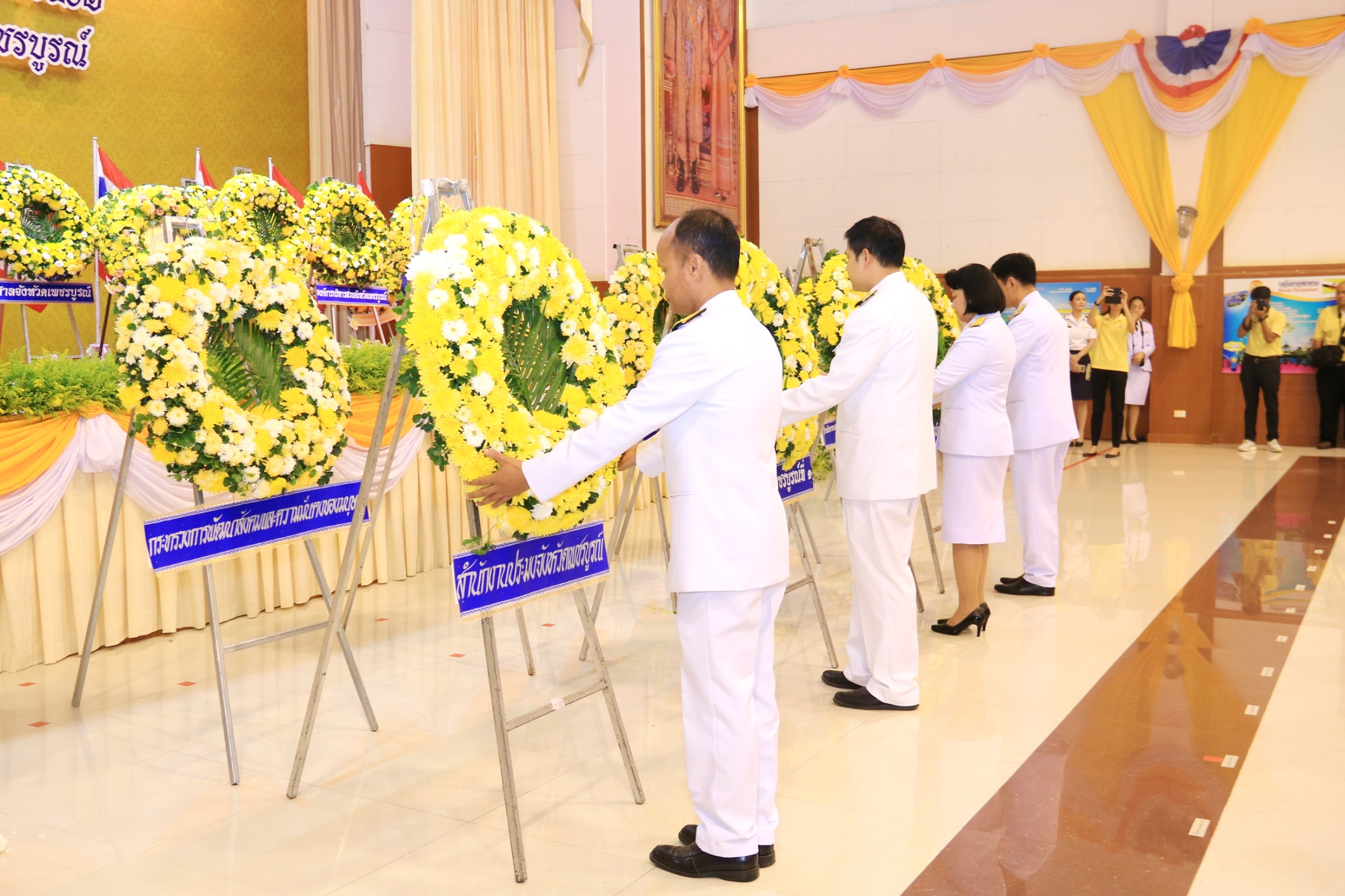 ร่วมพิธีวางพวงมาลาดอกไม้สด และ ถวายบังคม เนื่องในวันคล้ายวันสวรรคต พระบาทสมเด็จพระบรมชนกาธิเบศร..คลิก