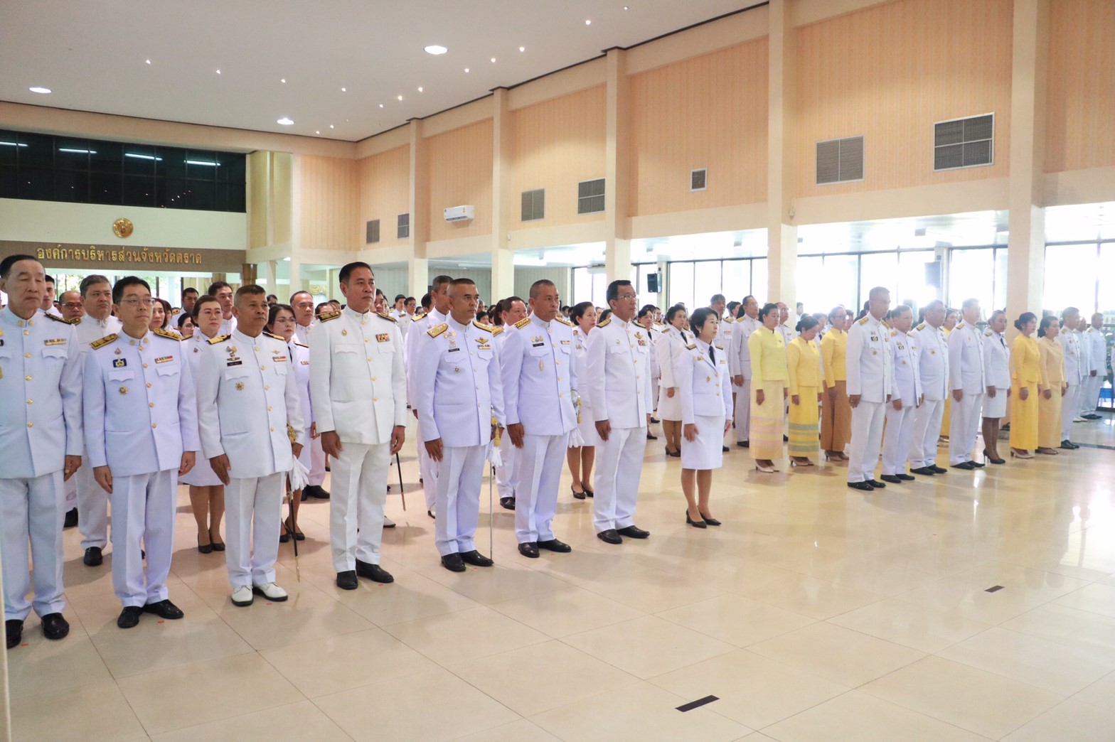 ร่วมพิธีวางพวงมาลาและถวายบังคมเบื้องหน้าพระบรมฉายาลักษณ์ พระบาทสมเด็จพระบรมชนกาธิเบศร  มหาภูมิพลอดุลยเดชมหาราช บรมนาถบพิตร..คลิก