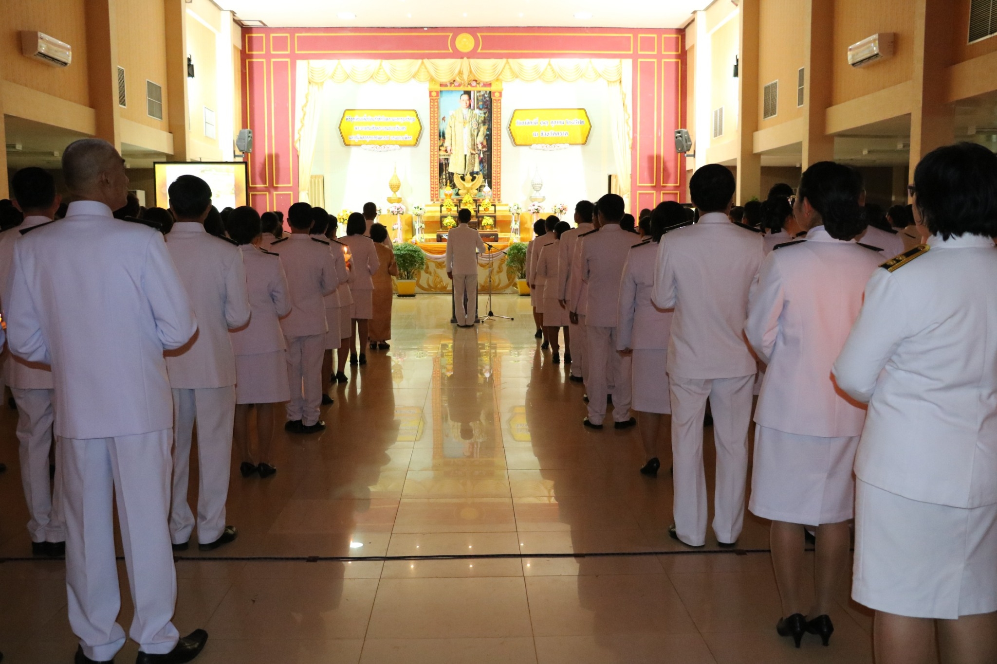 ร่วมประกอบพิธีจุดเทียนเพื่อน้อมรำลึกในพระมหากรุณาธิคุณ พระบาทสมเด็จพระบรมชนกาธิเบศร มหาภูมิพลอดุลยเดชมหาราช บรมนาถบพิตร