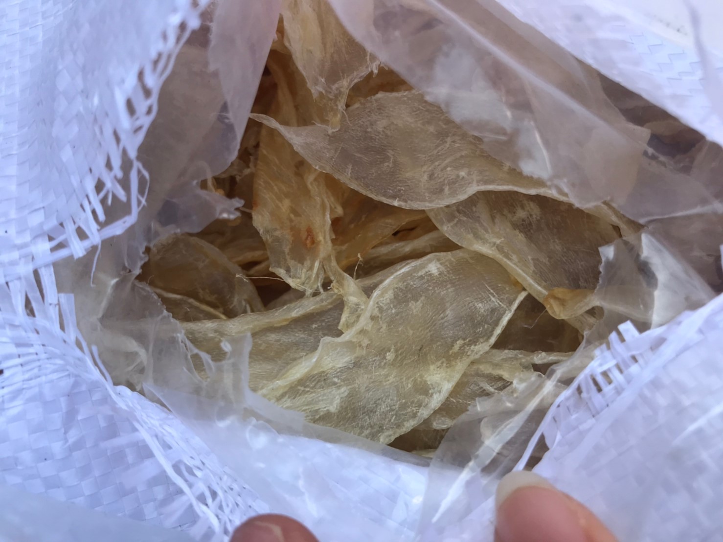 เจ้าหน้าที่ศูนย์ฯ ตรวจสอบกระเพาะปลาตากแห้ง ส่งออกไปยังสาธารณรัฐประชาธิปไตยประชาชนลาว ณ ท่าเรือพาณิชย์เชียงแสน อำเภอเชียงแสน จังหวัดเชียงราย..คลิก