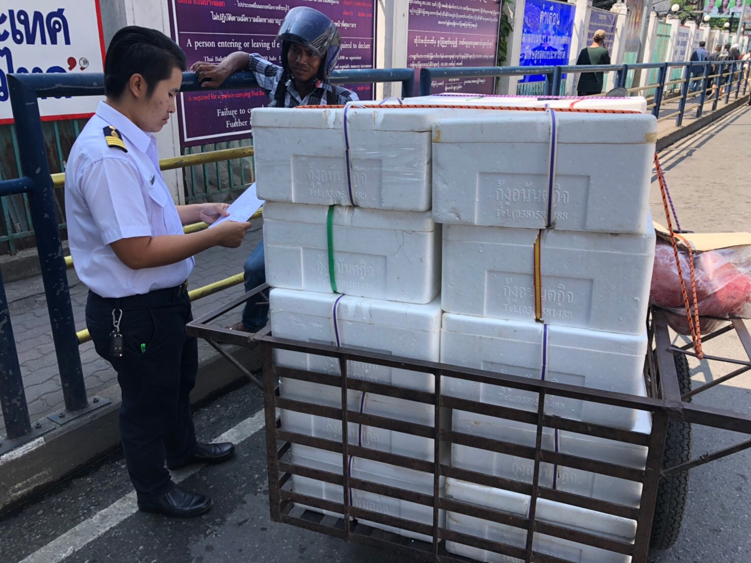 นางสาวระพีพร ดวงสุวรรณ์ นักวิชาการประมงปฏิบัติการ ออกตรวจสอบสินค้าสัตว์น้ำส่งออกไปยังสาธารณรัฐแห่งสหภาพเมียนมา..คลิก