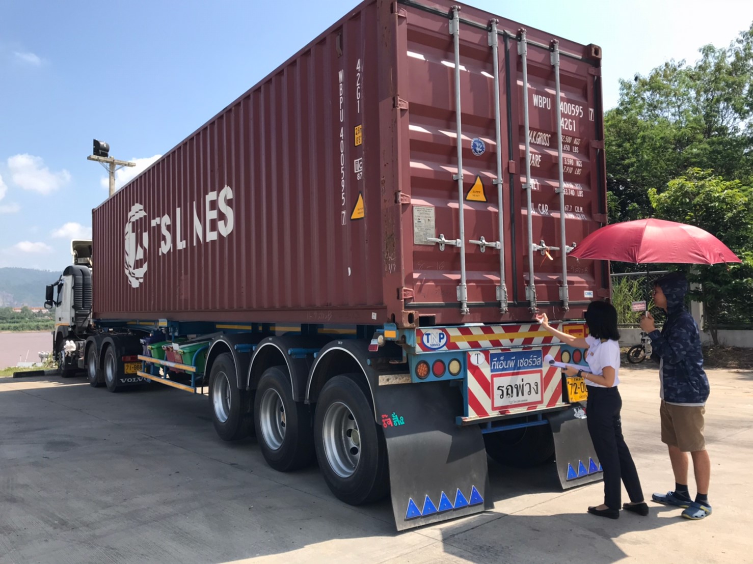 เจ้าหน้าที่ศูนย์ฯ ตรวจสอบสินค้านำผ่านกระเพาะปลาตากแห้ง จำนวน 2 ตู้คอนเทนเนอร์  ปริมาณ 20,650 กิโลกรัม มูลค่ารวม 6,339,797.80 บาท จากต้นทางประเทศยูกันดา โดยนำเข้าทางด่านตรวจสัตว์น้ำจังหวัดชลบุรี และส่งผ่านทางศูนย์บริหารจัดการด่านตรวจสัตว์น้ำเขต 1 (เชียงราย) ไปยังสาธารณรัฐแห่งสหภาพเมียนมา..คลิก