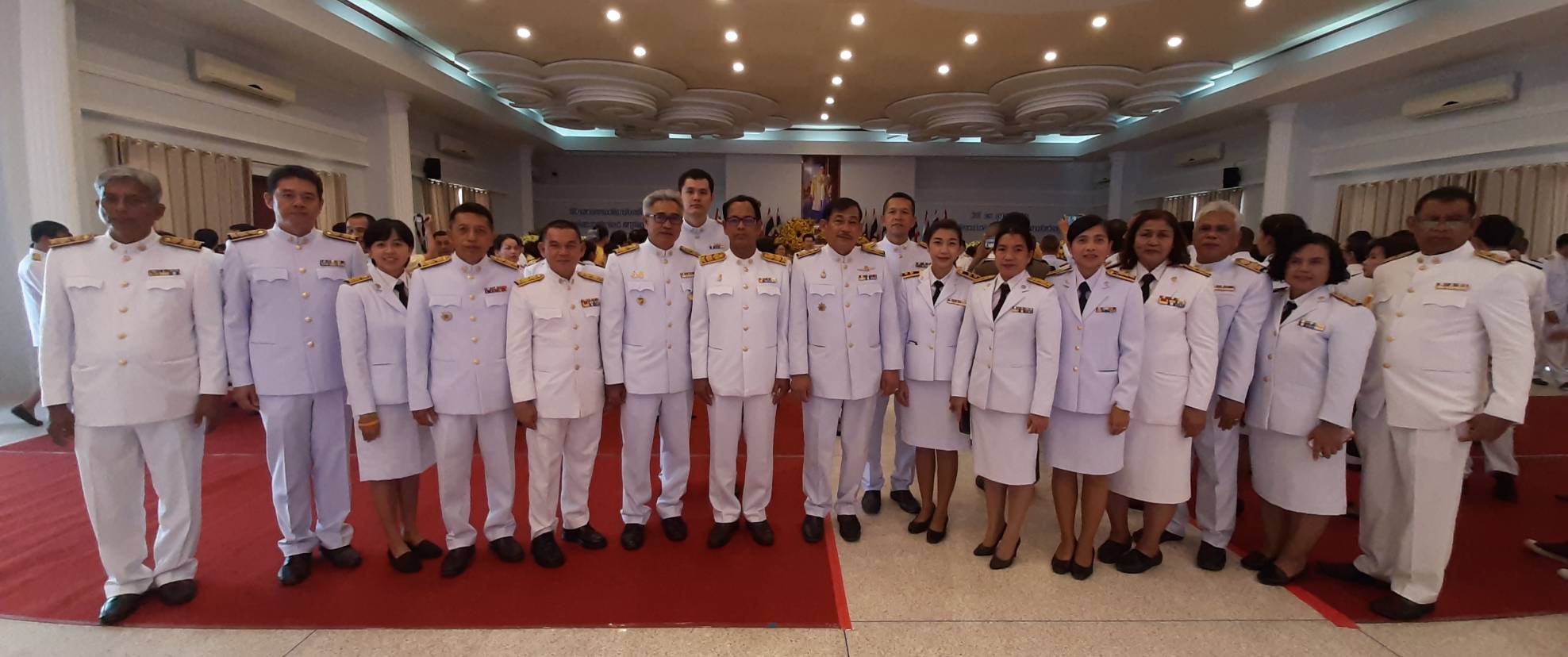 ร่วมพิธีวางพวงมาลาและพิธีถวายบังคม เนื่องในวันคล้ายวันสวรรคคต ร.9..คลิก