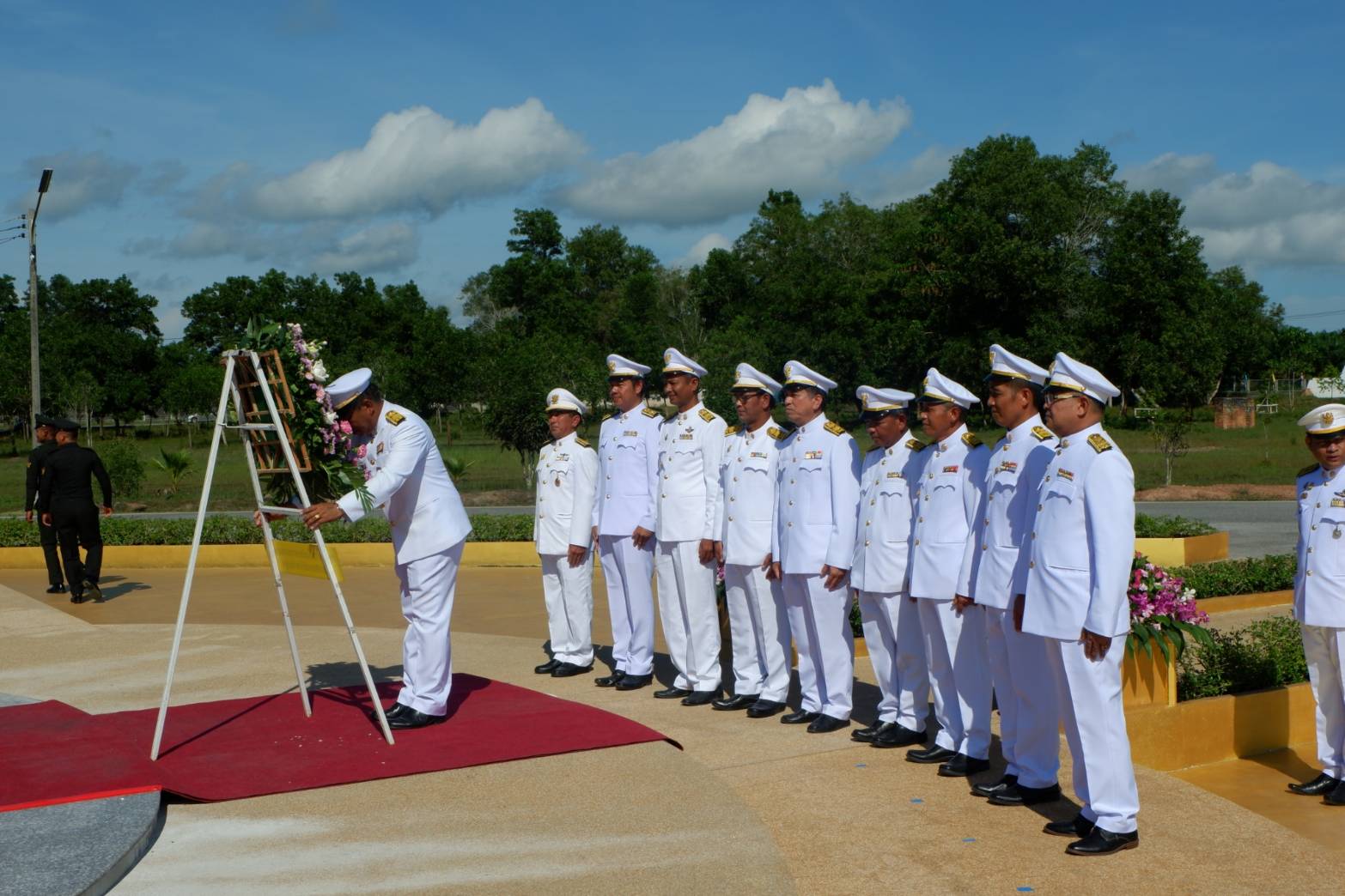 ร่วมพิธีวางพวงมาลาและพิธีถวายบังคม เนื่องในวันคล้ายวันสวรรคคต ร.5..คลิก