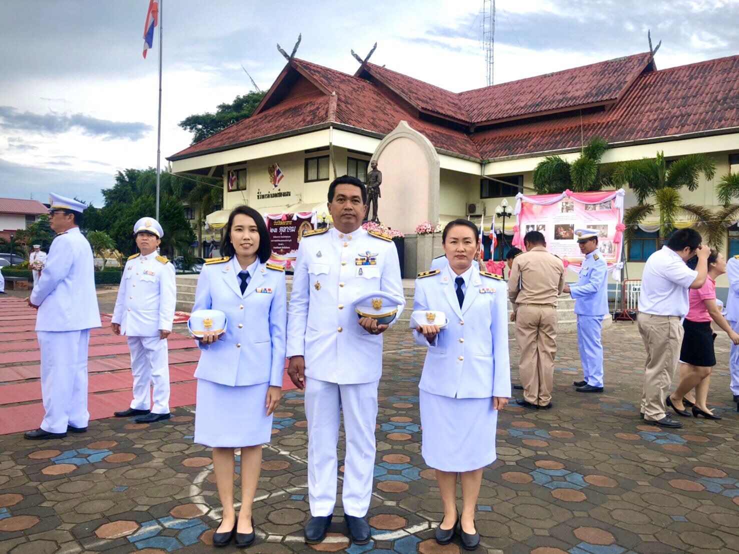 นายแสงศักดา กาลานุสนธิ์ ผู้อำนวยการศูนย์บริหารจัดการด่านตรวจสัตว์น้ำเขต 1 (เชียงราย) พร้อมด้วยเจ้าหน้าที่ เข้าร่วมพิธีวางพวงมาลาและพิธีถวายบังคม เพื่อแสดงออก ถึงความจงรักภักดีและน้อมรำลึกในพระมหากรุณาธิคุณ เนื่องในวันคล้ายวันสวรรคตพระบาทสมเด็จพระจุลจอมเกล้าเจ้าอยู่หัว..คลิก