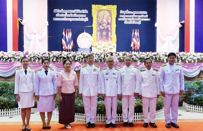 ร่วมพิธีวางพวงมาลา