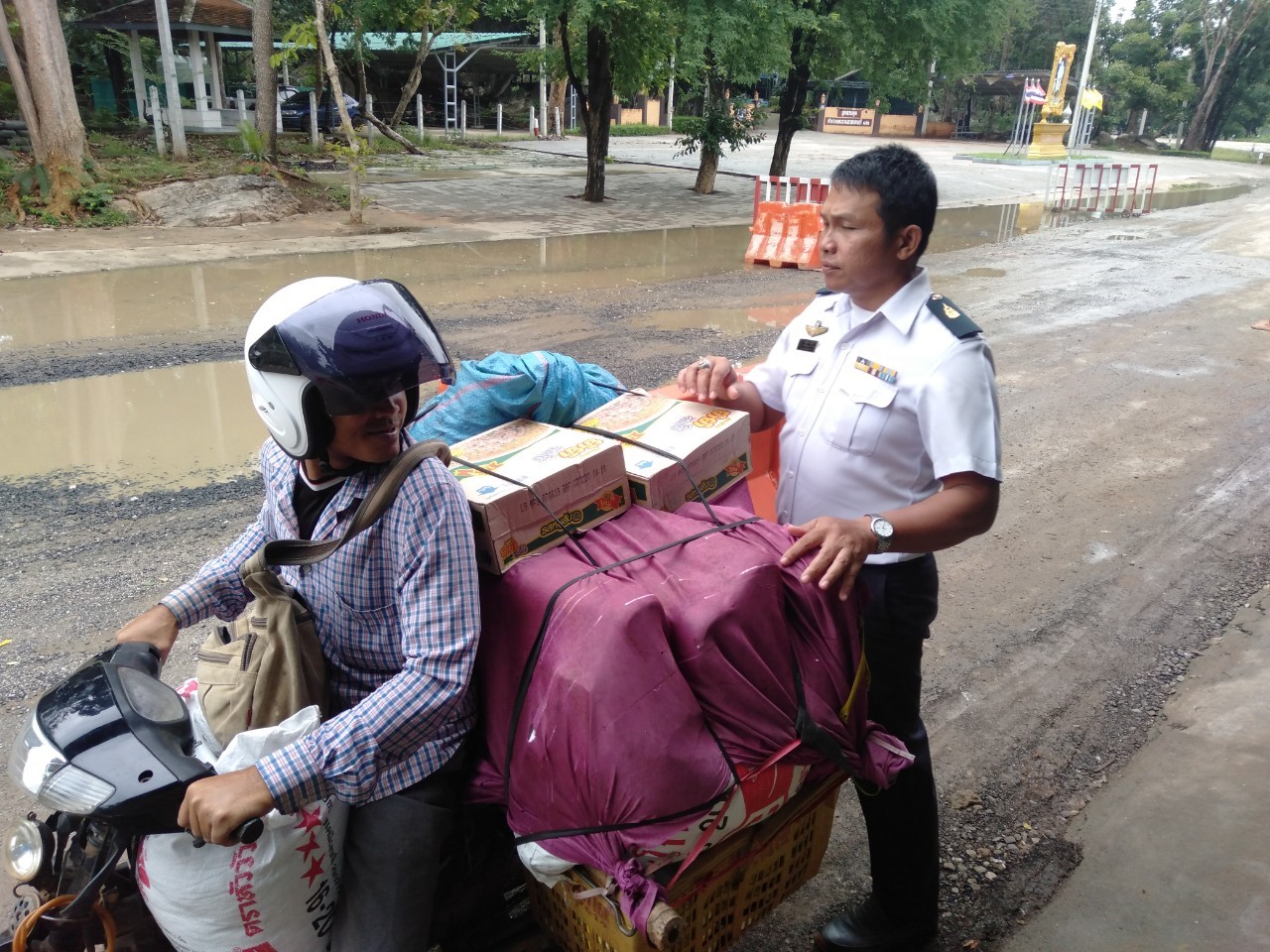 ตรวจป้องกันลักลอบนำเข้า-ส่งออกทางจุดผ่านแดนถาวรบ้านตาพระยา..คลิก