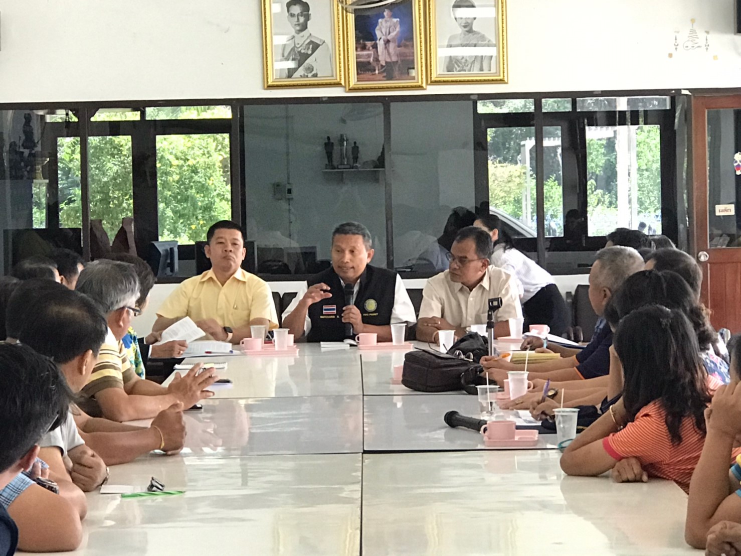 ร่วมประชุมรับฟังข้อคิดเห็นของผู้ประกอบการประมงและกลุ่มชาวประมงจังหวัดสมุทรปราการ เกี่ยวกับกฎหมายการแจ้งเข้า-ออก เรือประมง กฎหมายตามพระราชกำหนดการประมง พ.ศ.๒๕๕๘ และพระราชกำหนดการประมง(ฉบับที่๒) พ.ศ.๒๕๖๐(ฉบับแก้ไข)มาตรา 80 87 85 และตอบข้อซักถามของผู้ประกอบการประมง ณ.สมาคมการประมงจังหวัดสมุทรปราการ..คลิก