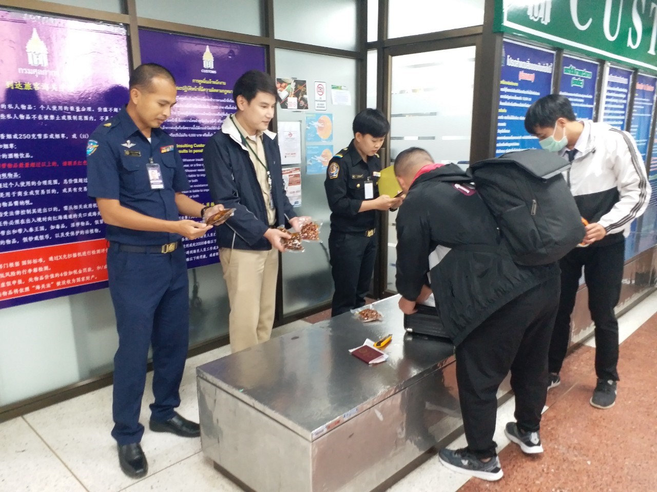 เจ้าหน้าที่ศูนย์ฯ ตรวจบูรณาการป้องกันการลักลอบนำเข้า ส่งออกสัตว์น้ำ หรือผลิตภัณฑ์สัตว์น้ำ ปัจจัยการผลิตและสินค้าเกษตร ร่วมกับเจ้าหน้าที่ด่านศุลกากร ด่านตรวจพืช และด่านกักกันสัตว์ประจำท่าอากาศยานแม่ฟ้าหลวงเชียงราย..คลิก