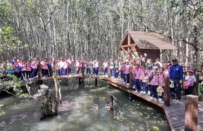 โรงเรียนอนุบาลจันทุบรี อำเภอเมืองจันทบุรี จังหวัดจันทบุรี ศึกษาดูงานศูนย์ศึกษาการพัฒนาอ่าวคุ้งกระเบนฯ..คลิก