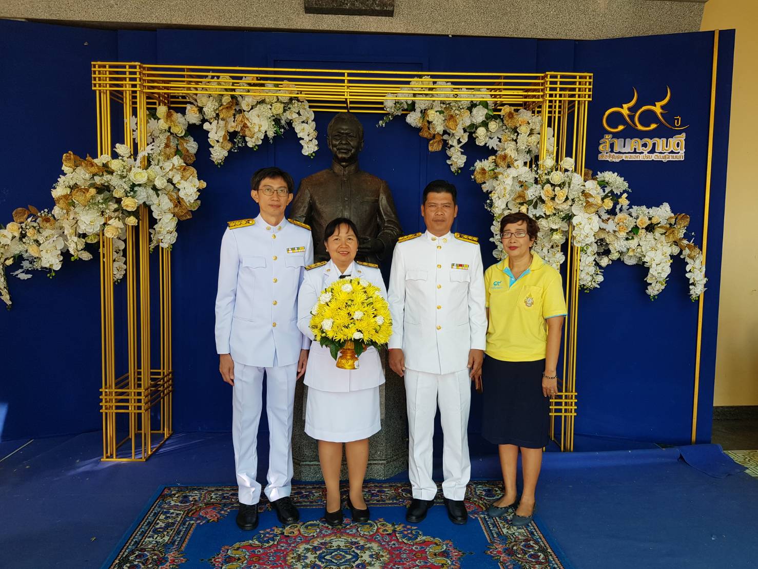 วันนี้ (5 ธันวาคม 62) เวลา 08.45 น. เจ้าหน้าที่ศูนย์ฯ ร่วมพิธีถวายพานพุ่มดอกไม้และถวายบังคม เนื่องในโอกาสวันคล้ายวันพระบรมราชสมภพของพระบาทสมเด็จพระบรมชนกาธิเบศร มหาภูมิพลอดุลยเดชมหาราช บรมนาถบพิตร เป็นวันชาติ และวันพ่อแห่งชาติ ประจำปี 2562 ณ หอประชุมเปรม 100 ปี โรงเรียนมหาวชิราวุธ อำเภอเมือง จังหวัดสงขลา..คลิก