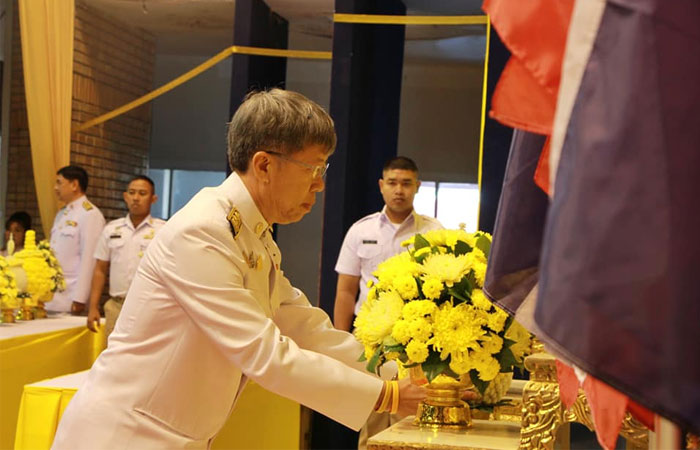 พิธีวางพานพุ่มดอกไม้และถวายบังคม เพื่อน้อมรำลึก ในพระมหากรุณาธิคุณ เนื่องในโอกาสวันคล้ายวันพระบรมราชสมภพ..คลิก