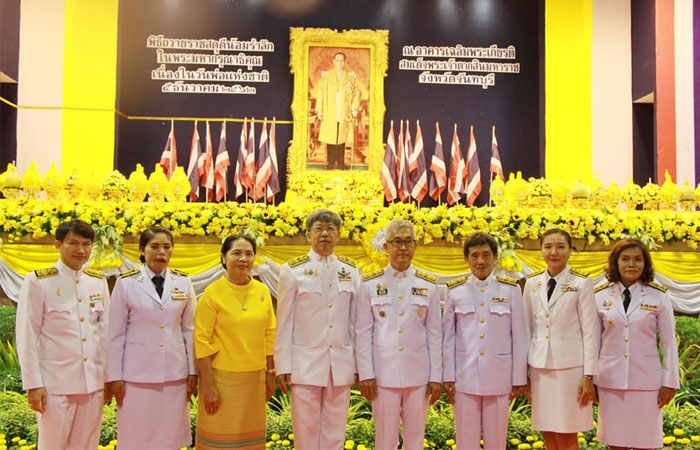 พิธีวางพานพุ่มดอกไม้และถวายบังคม เพื่อน้อมรำลึก ในพระมหากรุณาธิคุณ เนื่องในโอกาสวันคล้ายวันพระบรมราชสมภพ