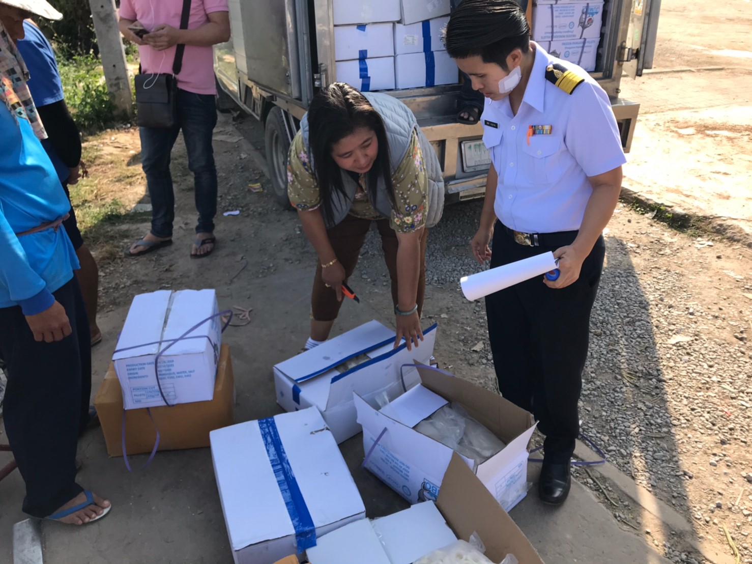 ตรวจสอบกระเพาะปลาตากแห้งส่งออกไปยังสาธารณรัฐประชาธิปไตยประชาชนลาว ณ ท่าเรือพาณิชย์เชียงแสน อำเภอเชียงแสน จังหวัดเชียงราย..คลิก