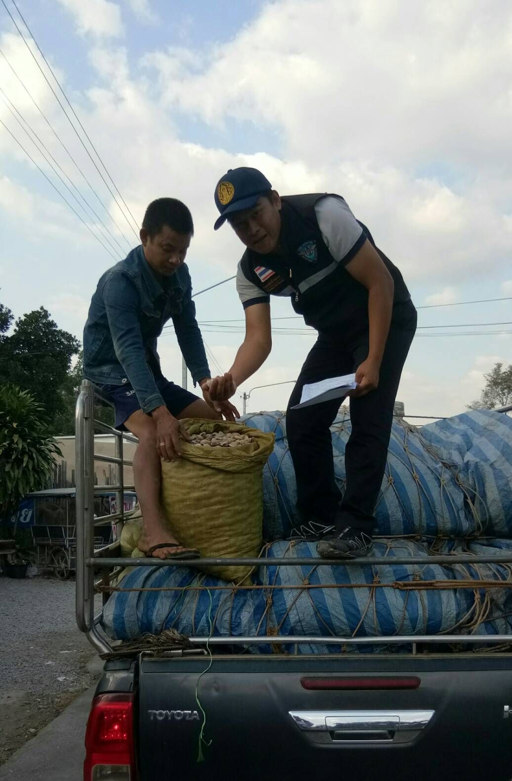 ตรวจสอบสินค้าสัตว์น้ำและเอกสารการนำเข้า หอยตลับมีชีวิต หมึกสายแช่เย็น และหมึกกระดองแช่เย็น จากประเทศเมียนมา ผ่านทางช่องทางจุดผ่านแดนถาวรบ้านพุน้ำร้อน..คลิก