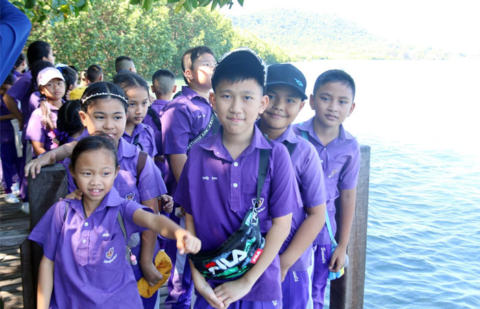 คณะครูและนักเรียนโรงเรียนสุนันทาวิทยา จังหวัดตราด ศึกษาดูงานศูนย์ฯ คุ้งกระเบน..คลิก