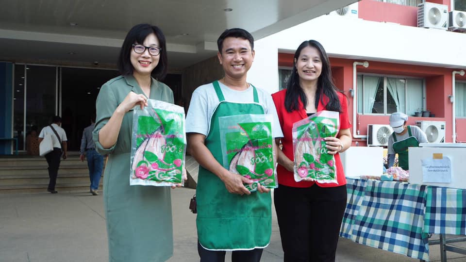 กลุ่มเกษตรกร จ.สิงห์บุรี ที่ได้รับการส่งเสริมให้ได้มาตรฐานการเพาะเลี้ยงสัตว์น้ำที่ดีจากกรมประมง นำผลิตภัณฑ์ปลาช่อนนาแดดเดียว มาวางจำหน่าย ณ อาคารเชิดชายอมาตยกุล กรมประมง..คลิก