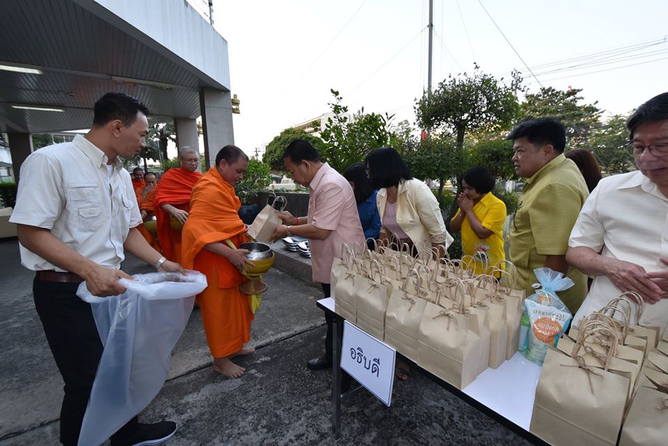พิธีทำบุญตักบาตรข้าวสาร..คลิก
