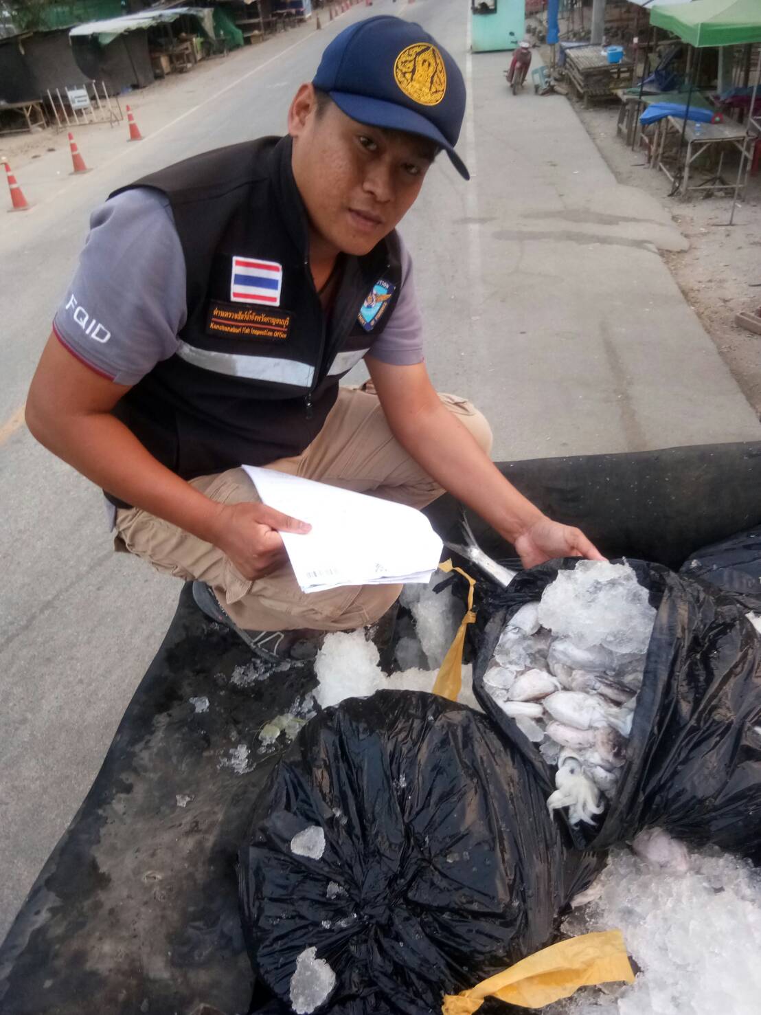 ตรวจสอบสินค้าสัตว์น้ำและเอกสารการนำเข้า ปลาสีกุนแช่เย็น ปลาดาบลาวแช่เย็น และหมึกกระดองแช่เย็น จากประเทศเมียนมา ผ่านทางช่องทางจุดผ่านแดนถาวรบ้านพุน้ำร้อน..คลิก