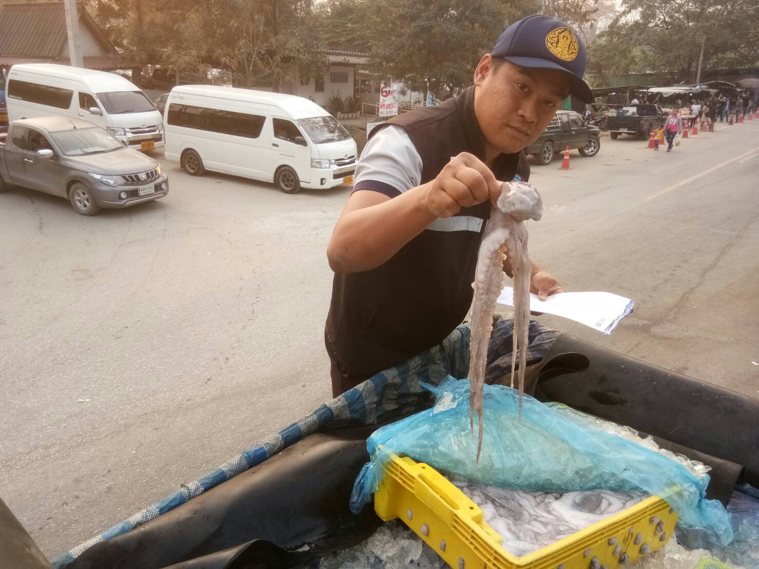 ตรวจสอบสินค้าสัตว์น้ำและเอกสารการนำเข้า หมึกสายแช่เย็น หมึกกล้วยแช่เย็น และหมึกกระดองแช่เย็น จากประเทศเมียนมา ผ่านทางช่องทางจุดผ่านแดนถาวรบ้านพุน้ำร้อน..คลิก