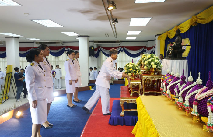พิธีถวายพานพุ่มดอกไม้สดเบื้องหน้าพระบรมรูปหล่อพ่อขุนรามคำแหงมหาราช เนื่องในวันพ่อขุนรามคำแหงมหาราช ประจำปี 2563