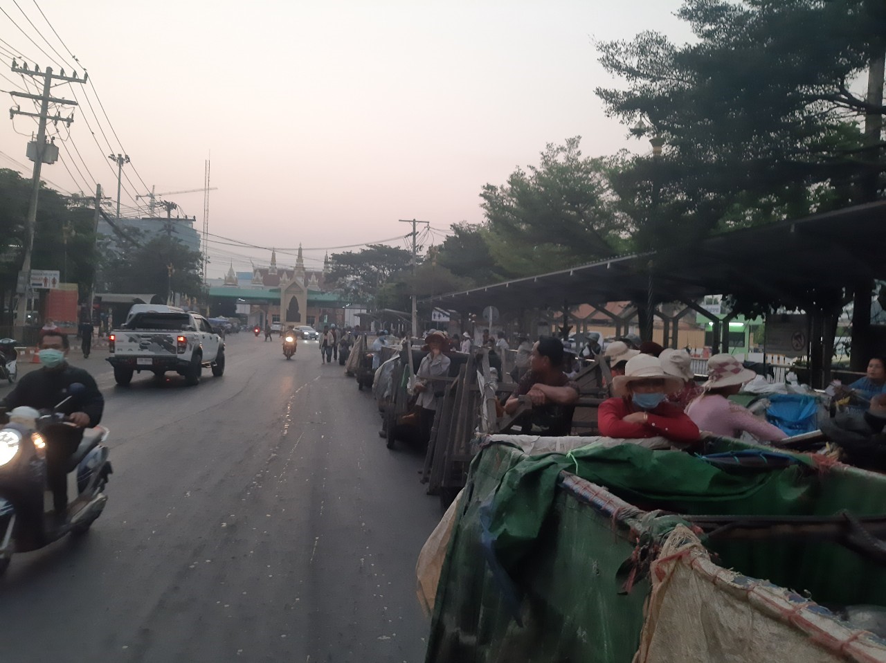 ตรวจสินค้าประมงที่นำเข้า ส่งออก ทางด่านพรมแดนถาวรคลองลึก..คลิก
