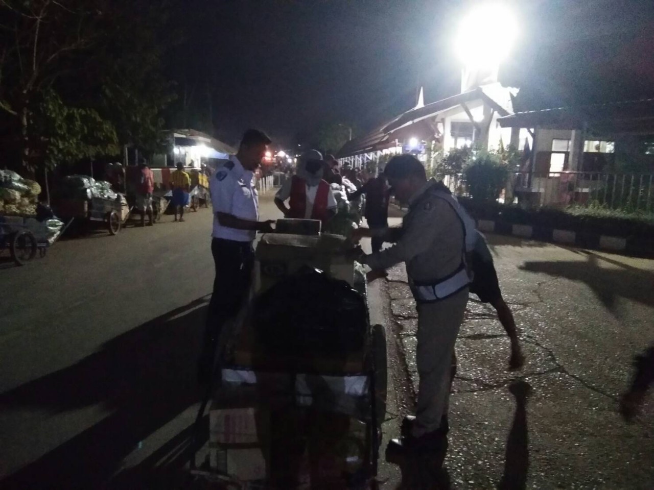 ตรวจป้องกันลักลอบนำเข้า-ส่งออกทางจุดผ่านแดนถาวรบ้านเขาดิน..คลิก