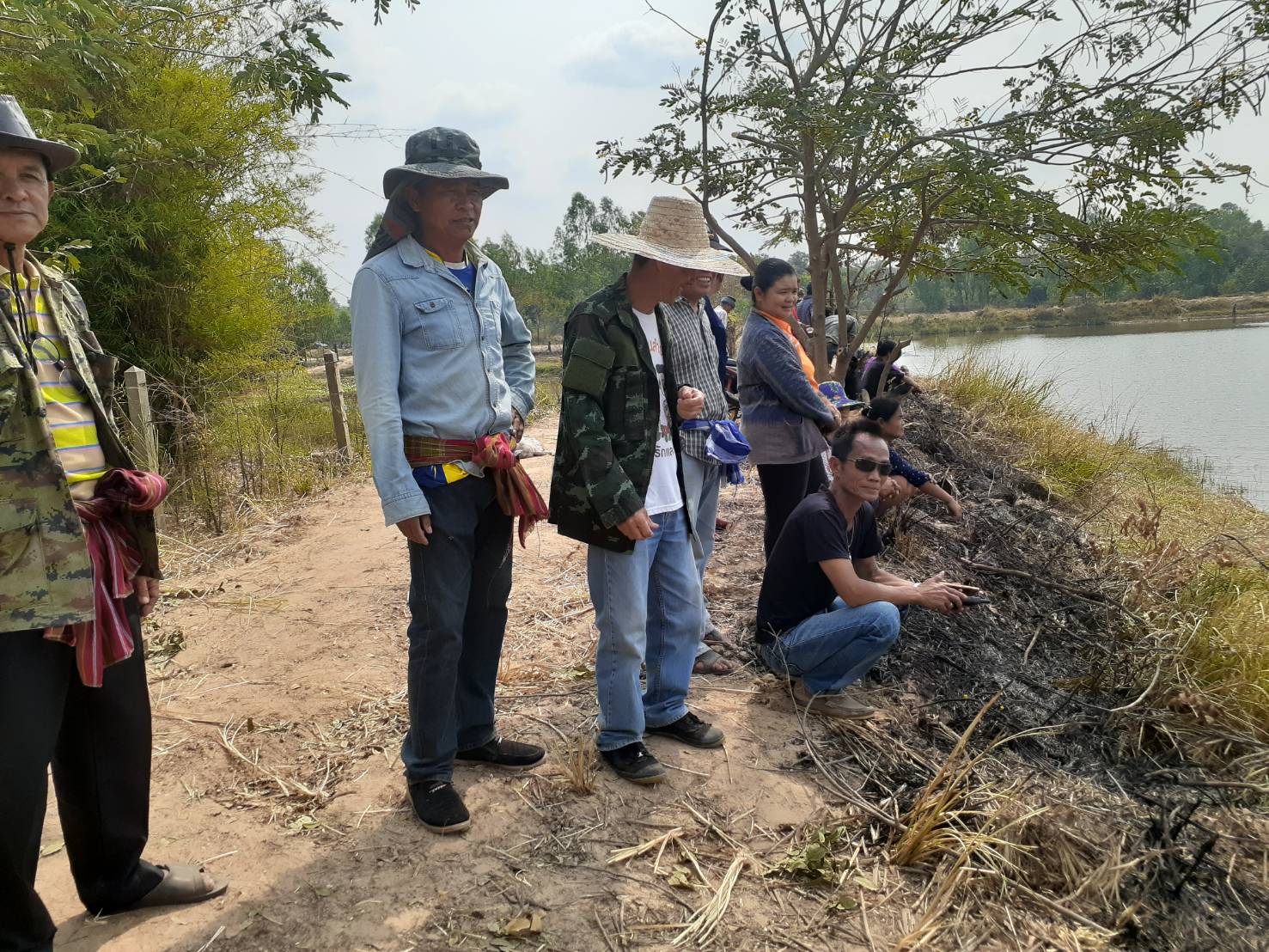 ประมงอำเภอเดชอุดมายก เทศบาลตำบลโพนงาม กำนัน ผู้ใหญ่บ้าน และคณะกรรมการแหล่งน้ำร่องขี้เหล็ก ม.6 ต.โพนงาม อ.เดชอุดม จ.อุบลราชธานี ร่วมกันจับปลาตัวใหญ่ออกจากแหล่งน้ำ และสร้างแหล่งอาหารธรรมชาติ..คลิก