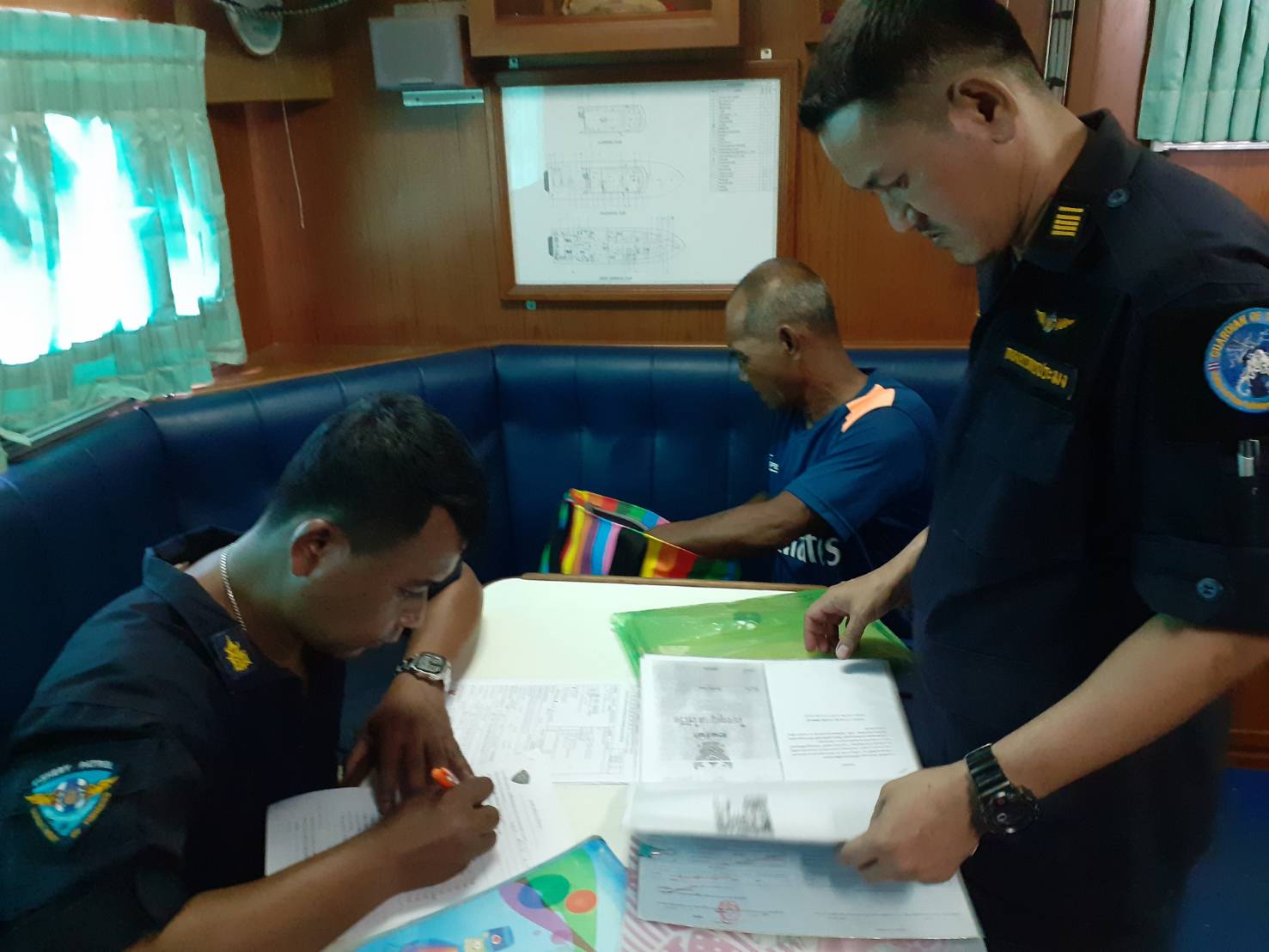 เรือตรวจประมงทะเล 701 ออกปฏิบัติงานควบคุมเฝ้าระวังการทำการประมงพื้นที่ทะเลนอกชายฝั่ง..คลิก