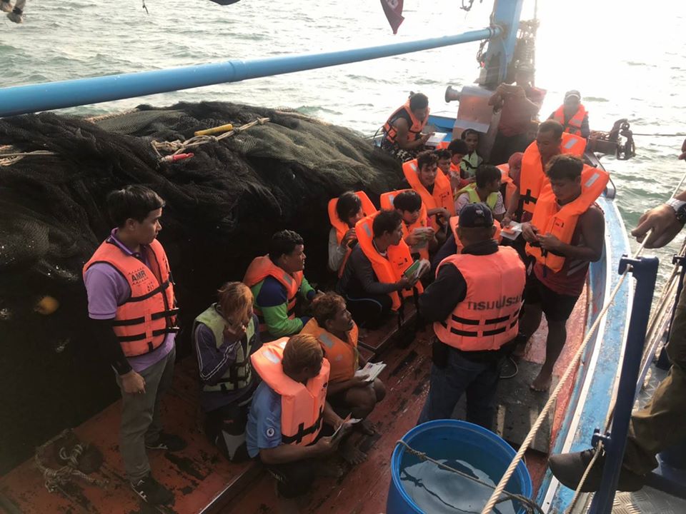 ตรวจบูรณาการความร่วมมือในการตรวจสภาพการจ้าง สภาพการทำงานและการค้ามนุษย์ด้านแรงงานในกิจการประมงทะเล..คลิก