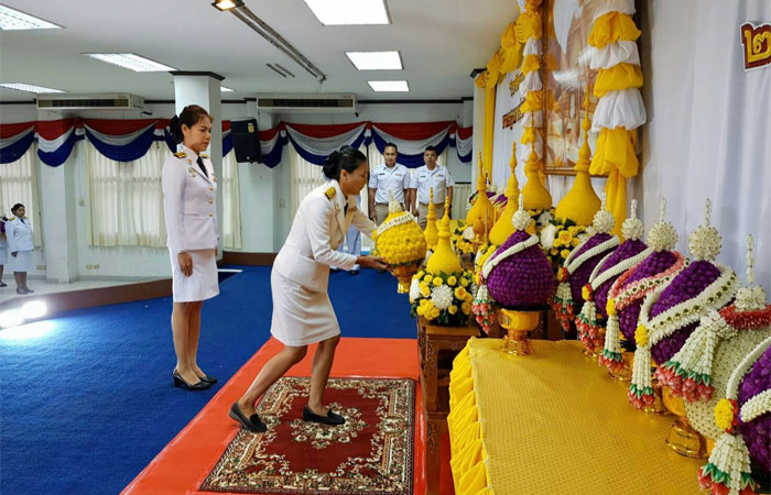วันที่ 2 มีนาคม 2563 ศูนย์ฯ คุ้งกระเบน ร่วมงานรัฐพิธี วางพานพุ่มถวายราชสักการะต่อพระบรมฉายาลักษณ์พระบาทสมเด็จพระบรมชนกาธิเบศร มหาภูมิพลอดุลยเดชมหาราชบรมนาถบพิตร..คลิก