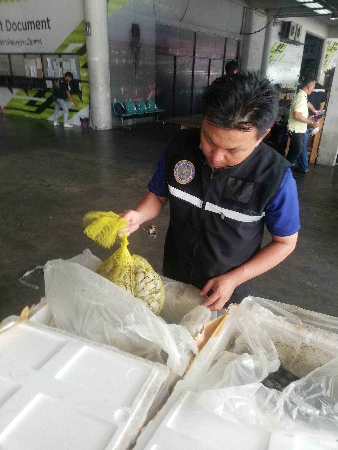 ด่านตรวจสัตว์นำ้ท่าอากาศยานดอนเมือง ตรวจสอบสินค้าสัตว์นำ้นำเข้า..คลิก