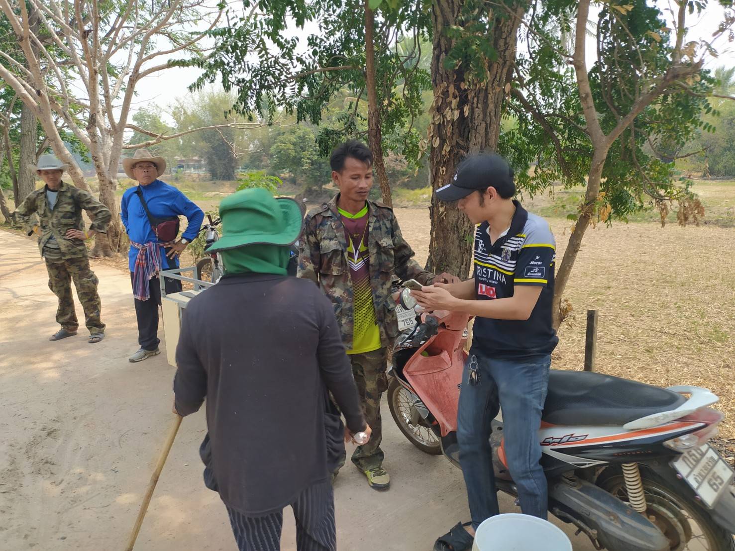 ร่วมกันทำความสะอาด และปรับภูมิทัศน์รอบบริเวณแหล่งน้ำหนองคู..คลิก