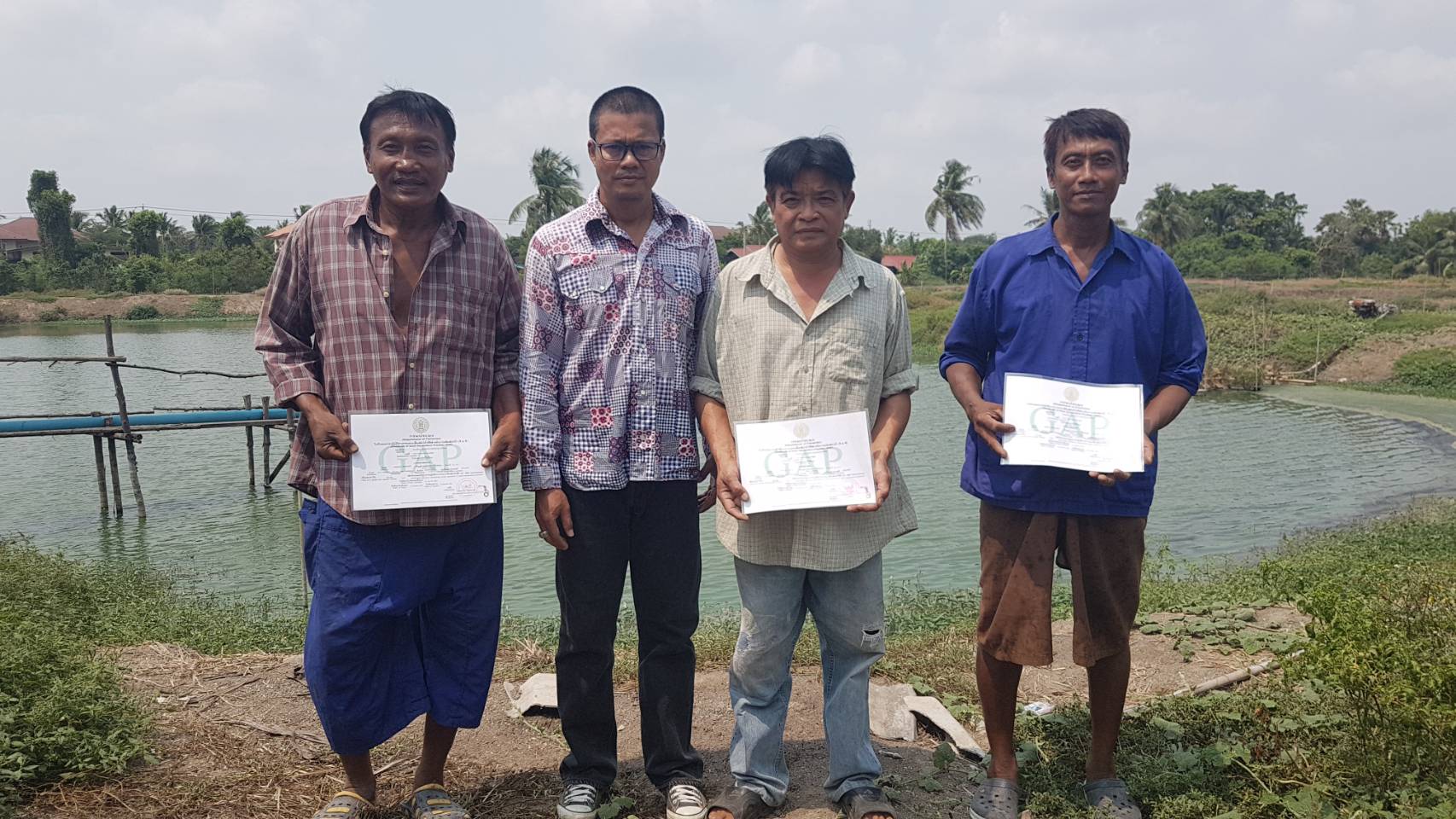 สำนักงานประมงพื้นที่กรุงเทพมหานคร ลงพื้นที่มอบใบรับรองมาตรฐานการปฏิบัติทางการเพาะเลี้ยงสัตว์น้ำที่ดี (GAP) กรมประมง..คลิก
