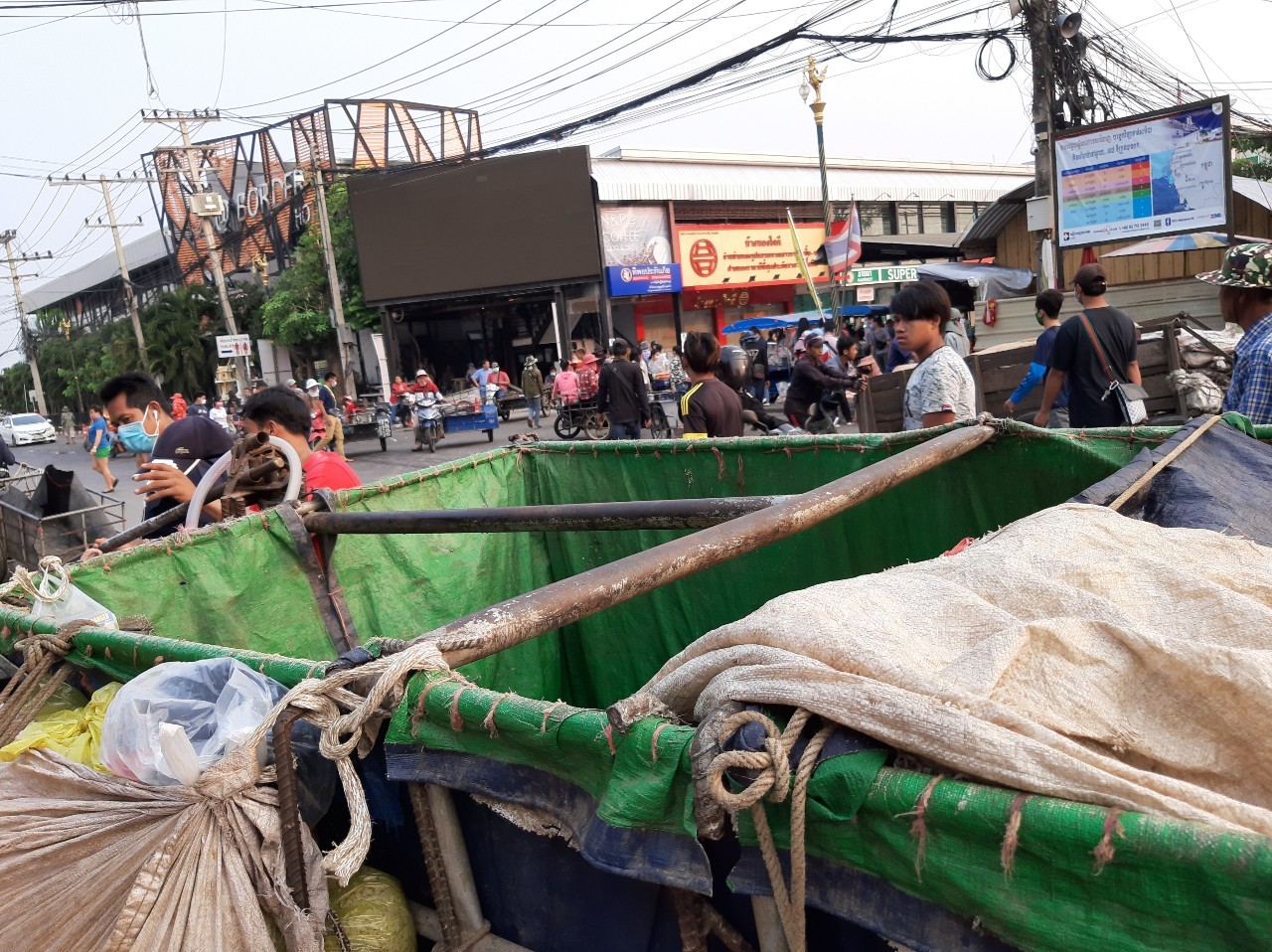 ตรวจสินค้าประมงที่นำเข้า ส่งออก ทางด่านพรมแดนถาวรคลองลึก..คลิก