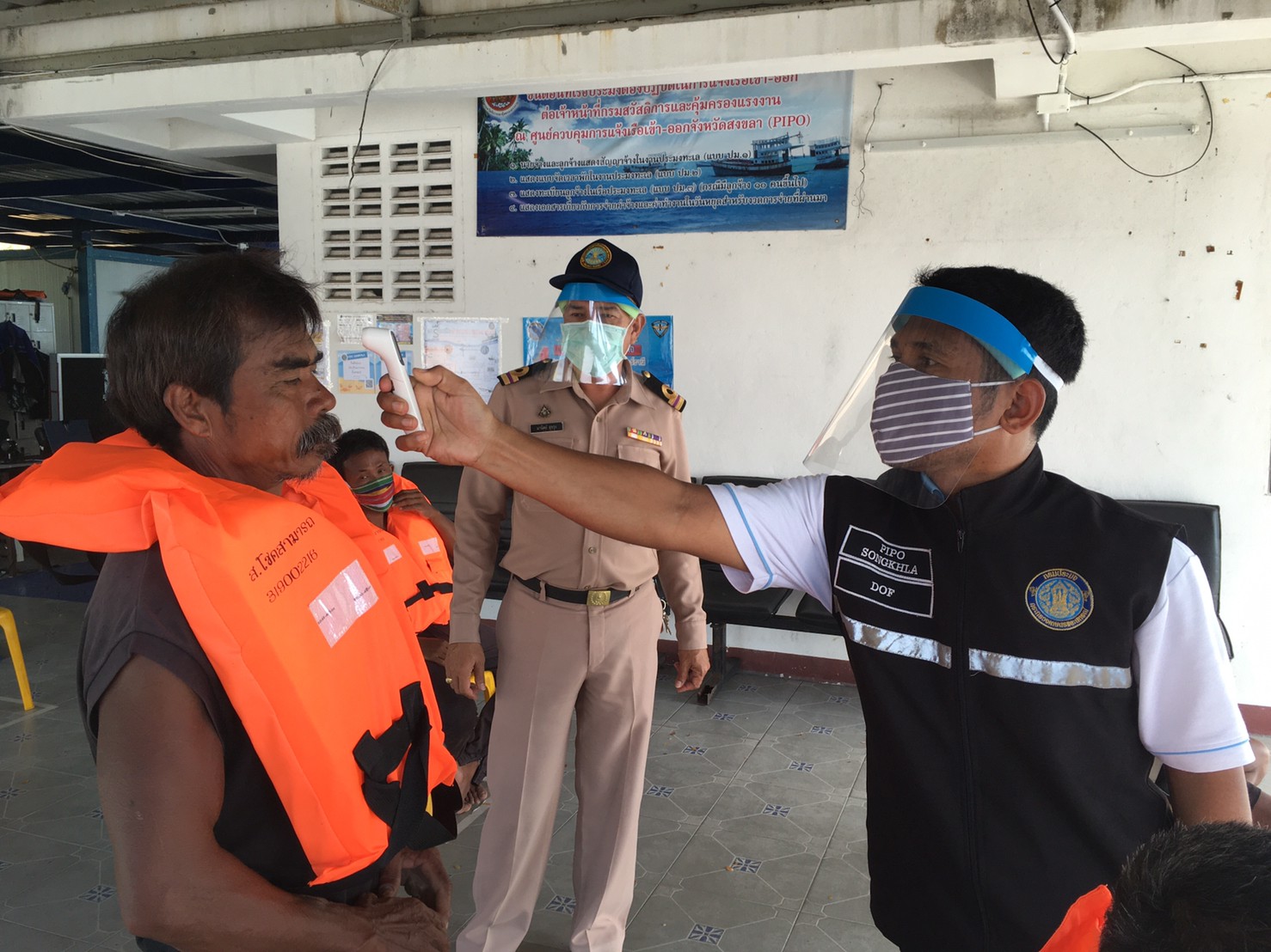จากสถานการณ์การแพร่ระบาดของเชื้อไวรัสโควิด (COVID-19) ทางศูนย์ควบคุมการแจ้งเข้า-ออก เรือประมง เขต 2 (สงขลา) ได้มีการคัดกรองเบื้องต้นทั้งเจ้าหน้าที่ก่อนการปฏิบัติงานเข้าเวรปฏิบัติงานและชาวประมงที่เข้ามาเพื่อติดต่อราชการ และในวันนี้ก็ได้ร่วมกันทำ face-shield เพื่อเป็นอุปกรณ์ป้องการการแพร่กระจายของเชื้อ โดยขั้นตอนในการคัดกรองที่ได้ปฏิบัติมีดังนี้...