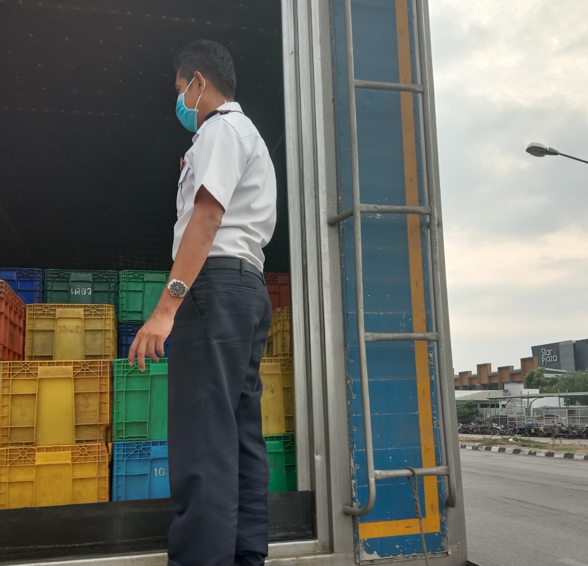 ตรวจสินค้าประมงที่นำเข้า ส่งออก ทางด่านพรมแดนถาวรคลองลึก..คลิก