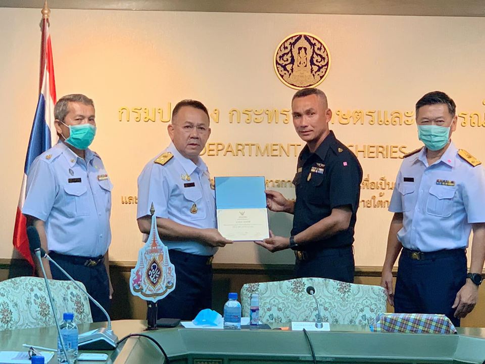 นายมีศักดิ์ ภักดีคง อธิบดีกรมประมง มอบเหรียญและเกียรติบัตร เพื่อยกย่องเชิดชูเกียรติให้แก่นาย นิคม สุขสวัสดิ์ ตำแหน่ง นายท้ายเรือ ส 2 สังกัด ศูนย์ป้องกันและปราบปรามประมงน้ำจืดภาคใต้ (สุราษฎร์ธานี) กองตรวจการประมง..คลิก
