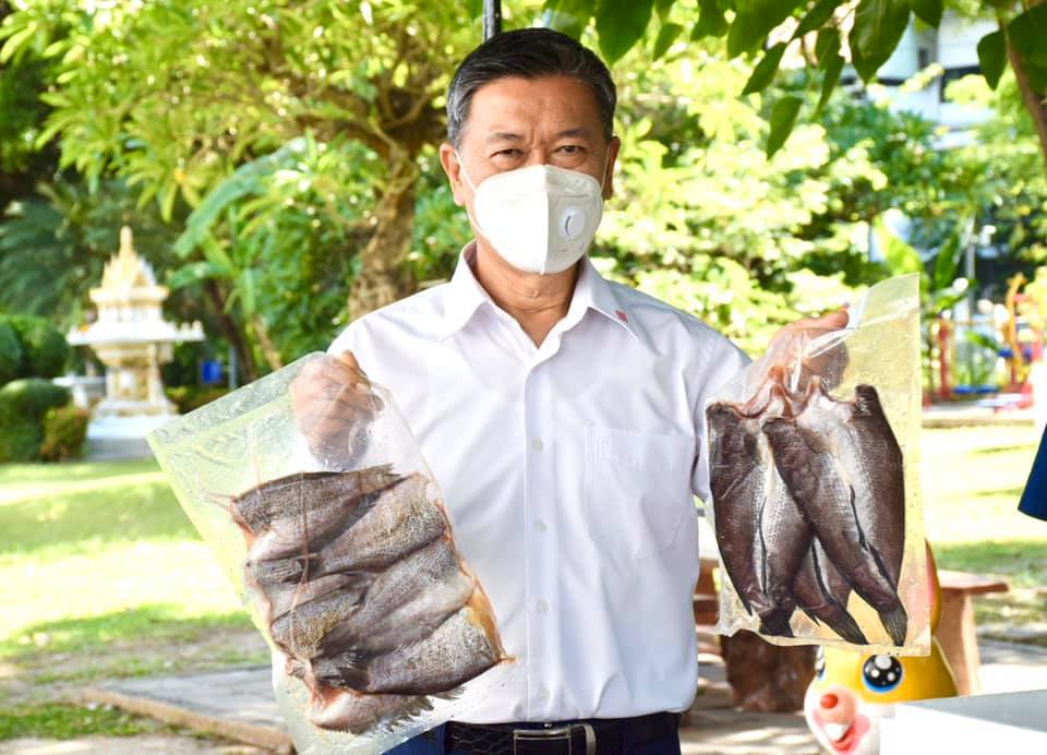 นายถาวร จิระโสภณรักษ์ รองอธิบดีกรมประมง เยี่ยมชมและอุดหนุนผลิตภัณฑ์สัตว์นำ้แปรรูป จากสำนักงานประมงจังหวัดอ่างทอง..คลิก