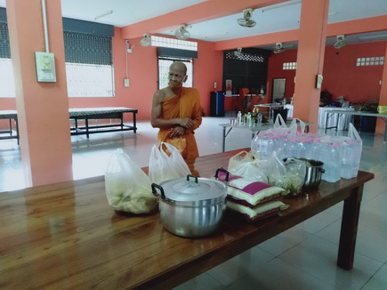 ร่วมถวายภัตตาหารแด่พระภิกษุและสามเณร..คลิก