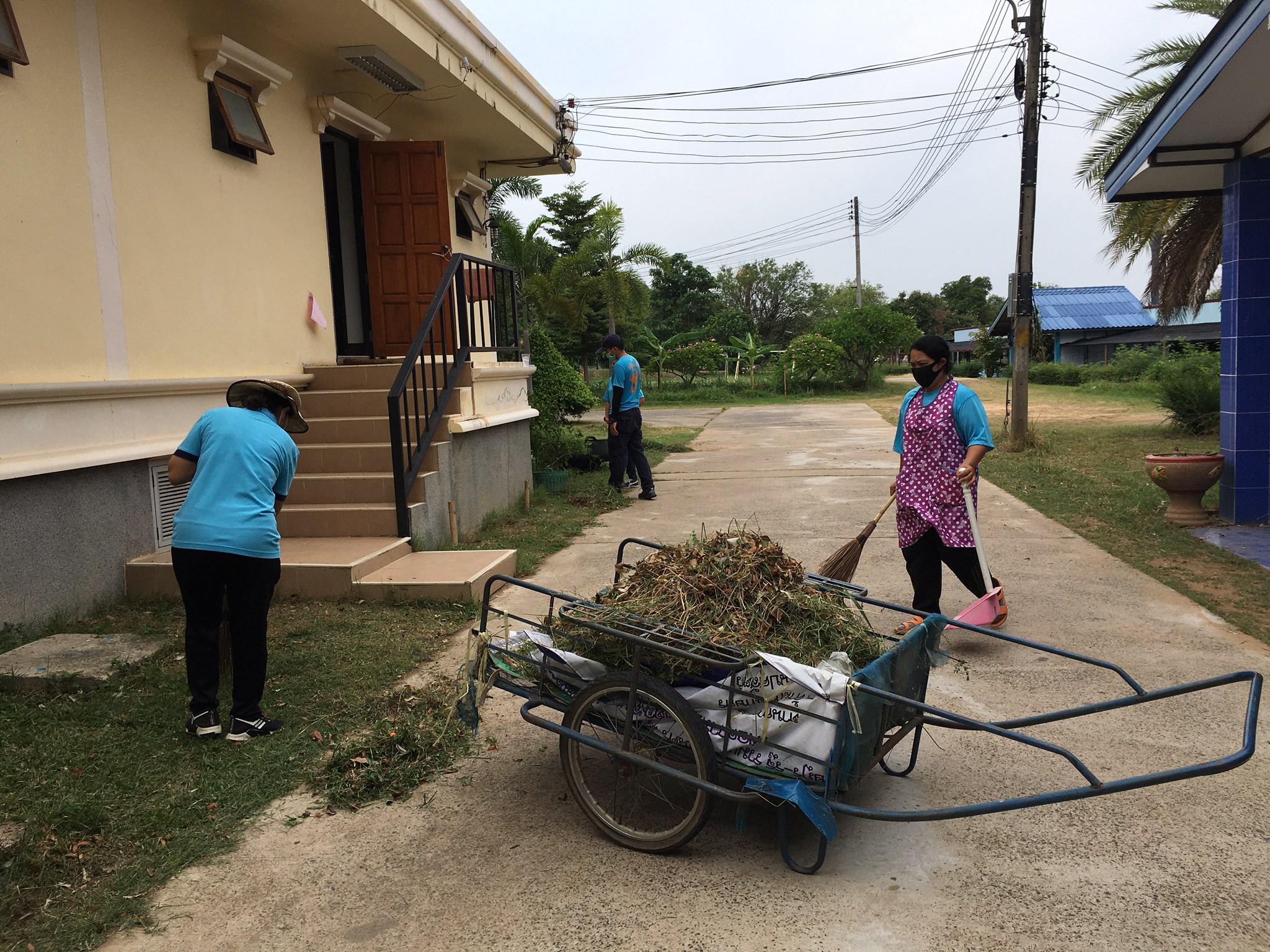 เจ้าหน้าที่สำนักงานประมงจังหวัดอุบลราชธานี  ร่วมใจลงแรงทำความสะอาด 5 ส. บริเวณ อาคารสำนักงานฯ..คลิก