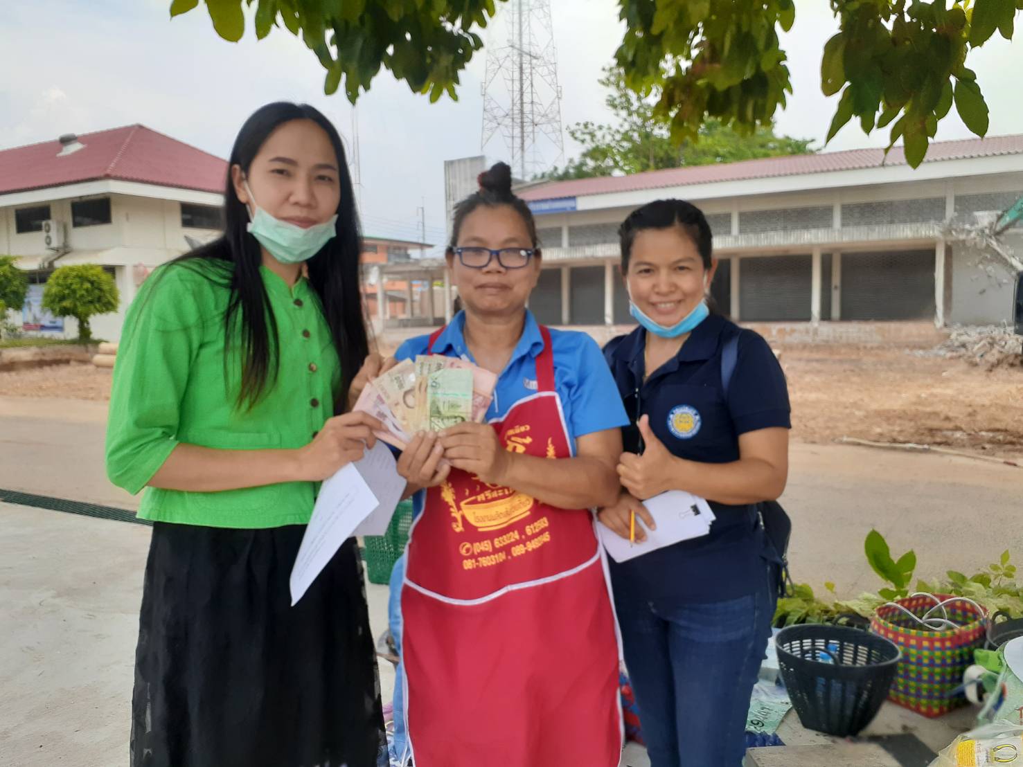 ประมงอำเภอเดชอุดม เข้าเยี่ยมเยียนและให้กำลังใจเกษตรกรผู้เลี้ยงปลาที่นำผลผลิตปลานิลในกระชังมาจำหน่ายให้แก่ประชาชนผู้สนใจได้นำกลับไปบริโภค..คลิก