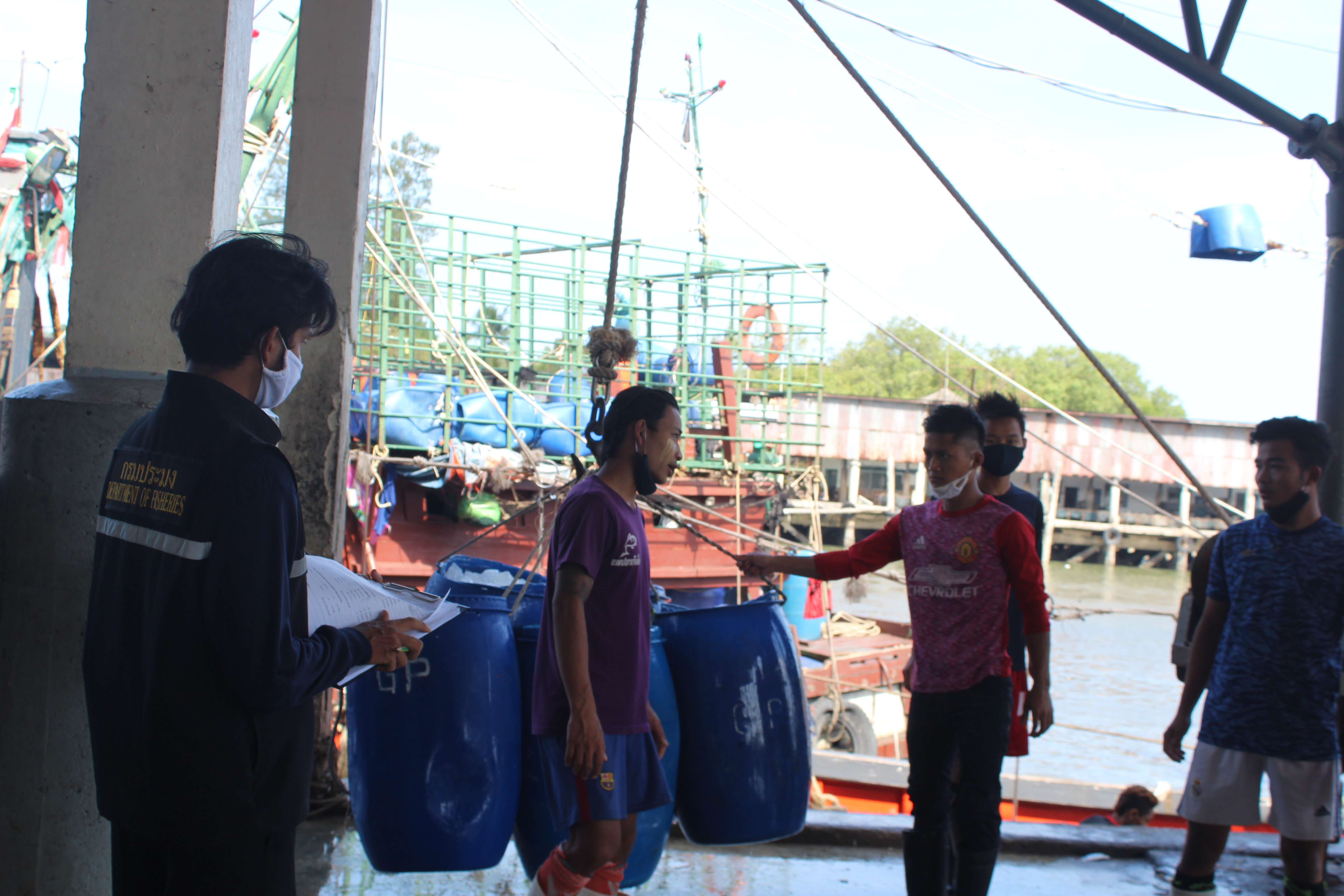 ควบคุมขนถ่ายสัตว์น้ำขึ้นท่าจากประเทศMYANMAR..คลิก