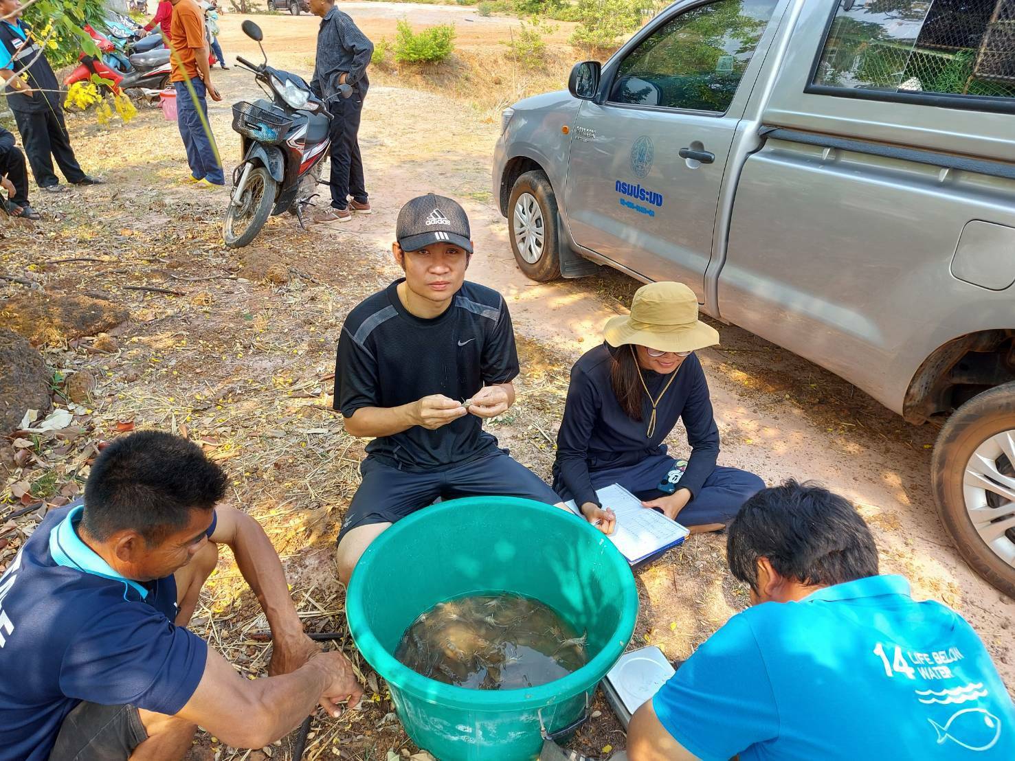 ร่วมประเมินการเจริญเติบโตของกุ้งก้ามกราม (สุ่มวัดความยาวและชั่งน้ำหนักกุ้งก้ามกรามรายเดือน) และประเมินศักยภาพของแหล่งน้ำ..คลิก