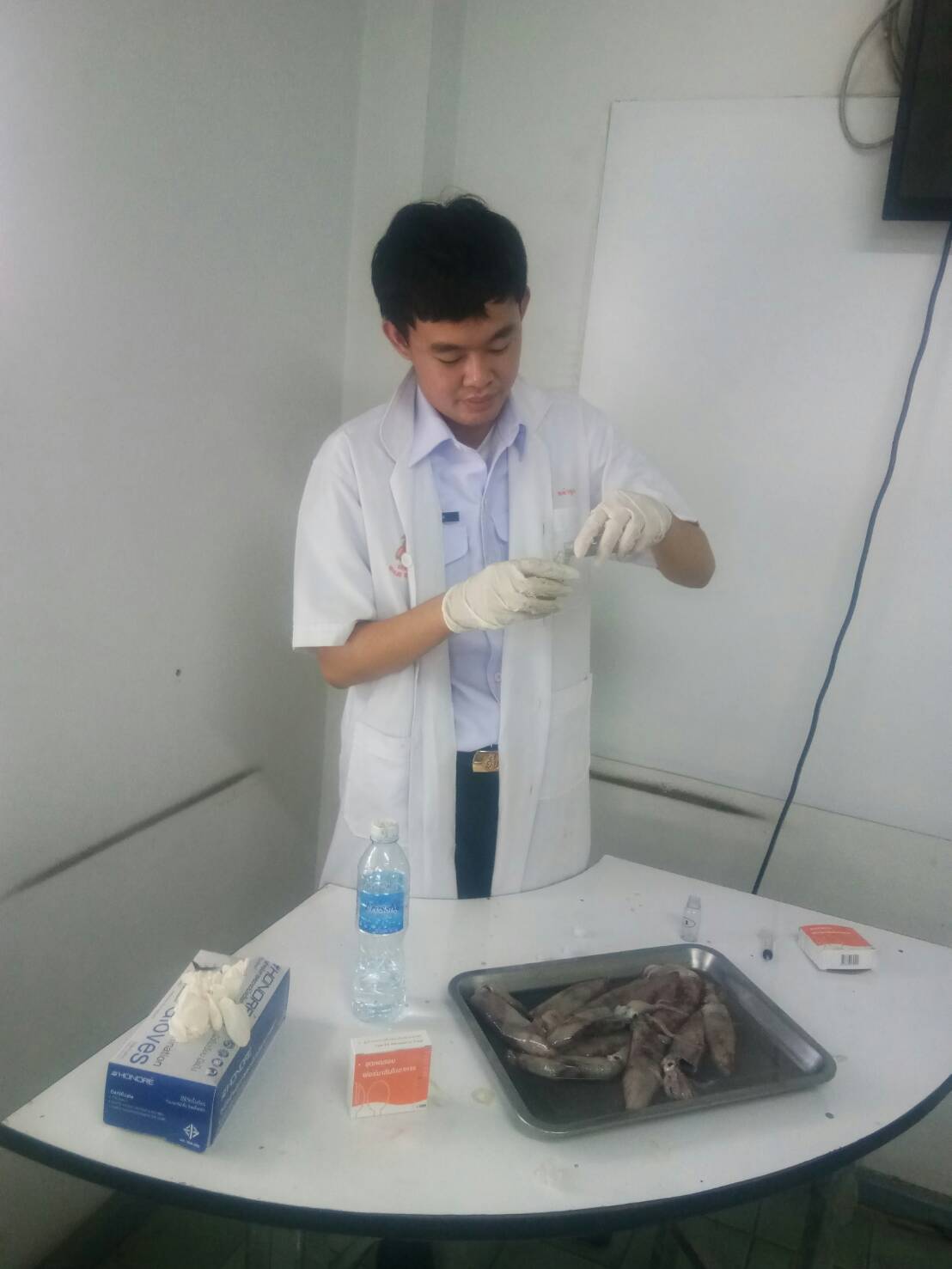 วันที่ 27 เมษายน 2563 เจ้าหน้าที่ด่านตรวจสัตว์น้ำจังหวัดตาก ตรวจสอบสารฟอร์มาลีนในปลาหมึกกล้วยแช่แข็ง..คลิก
