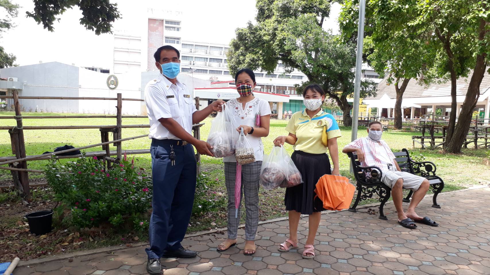 เจ้าหน้าที่สำนักงานประมงจังวหัดอุบลราชธานี ลงพื้นที่กำลังใจและช่วยเกษตรกรผู้เพาะเลี้ยงปลานิล จำหน่ายปลานิลราคาถูก ณ ลานพอก มหาวิทยาลัยราชภัฏอุบลราชธานี..คลิก