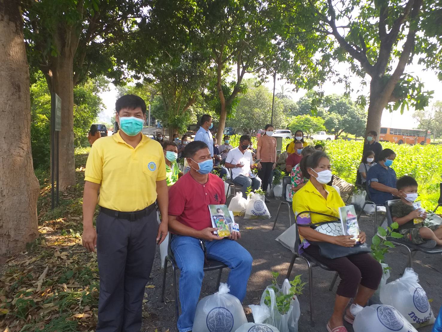 ศูนย์วิจัยและพัฒนาการเพาะเลี้ยงสัตว์น้ำจืดสระบุรี ร่วมกับสำนักงานประมงจังหวัดสระบุรี มอบปัจจัยการผลิตให้แก่เกษตรกร ที่เข้าร่วมโครงการเกษตรทฤษฎีใหม่ด้านการประมง อำเภอเฉลิมพระเกียรติ จังหวัดสระบุรี..คลิก