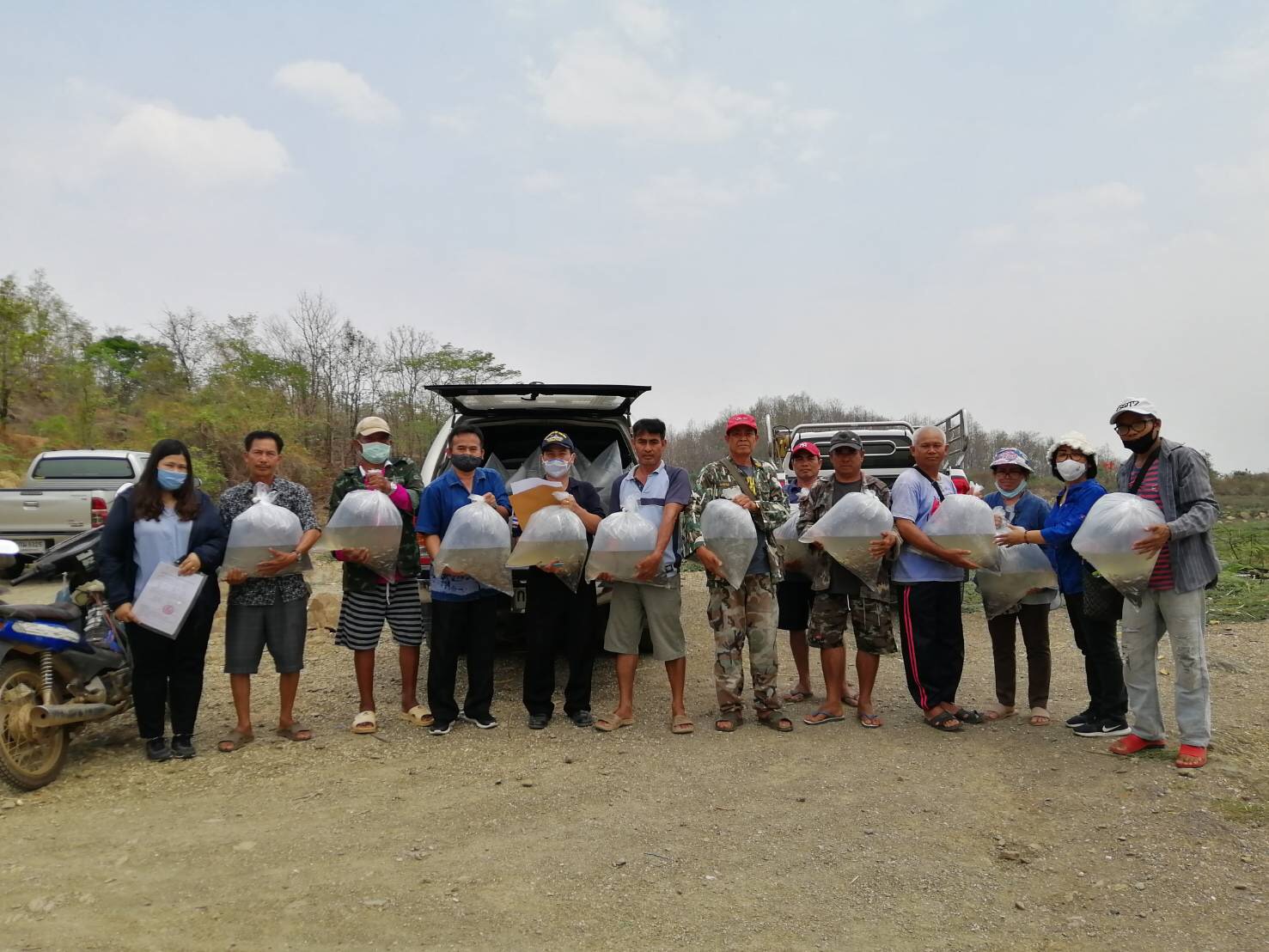 ส่งมอบลูกพันธุ์ปลากดหลวง ให้เกษตรกรในโครงการแปลงใหญ่..คลิก